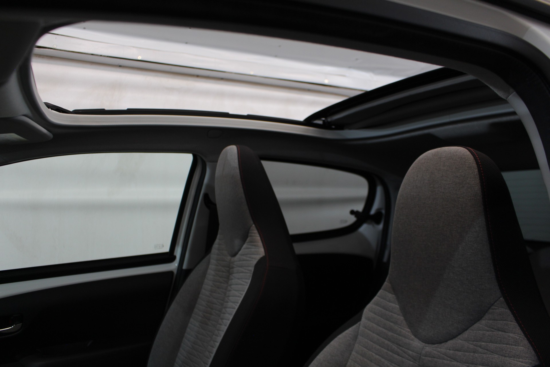 CITROEN C1 1.2 PureTech Shine Airscape-image-19