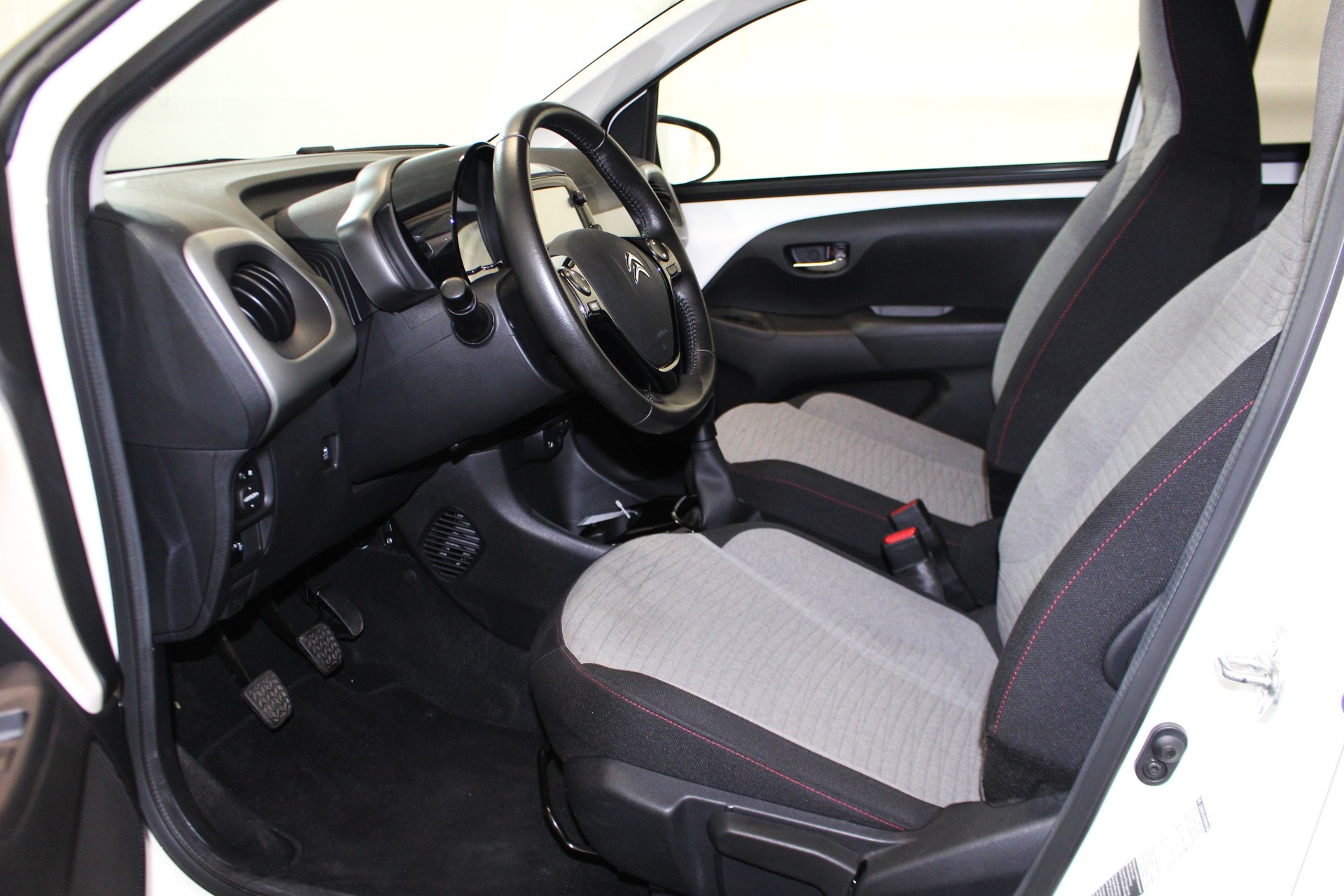 CITROEN C1 1.2 PureTech Shine Airscape-image-6