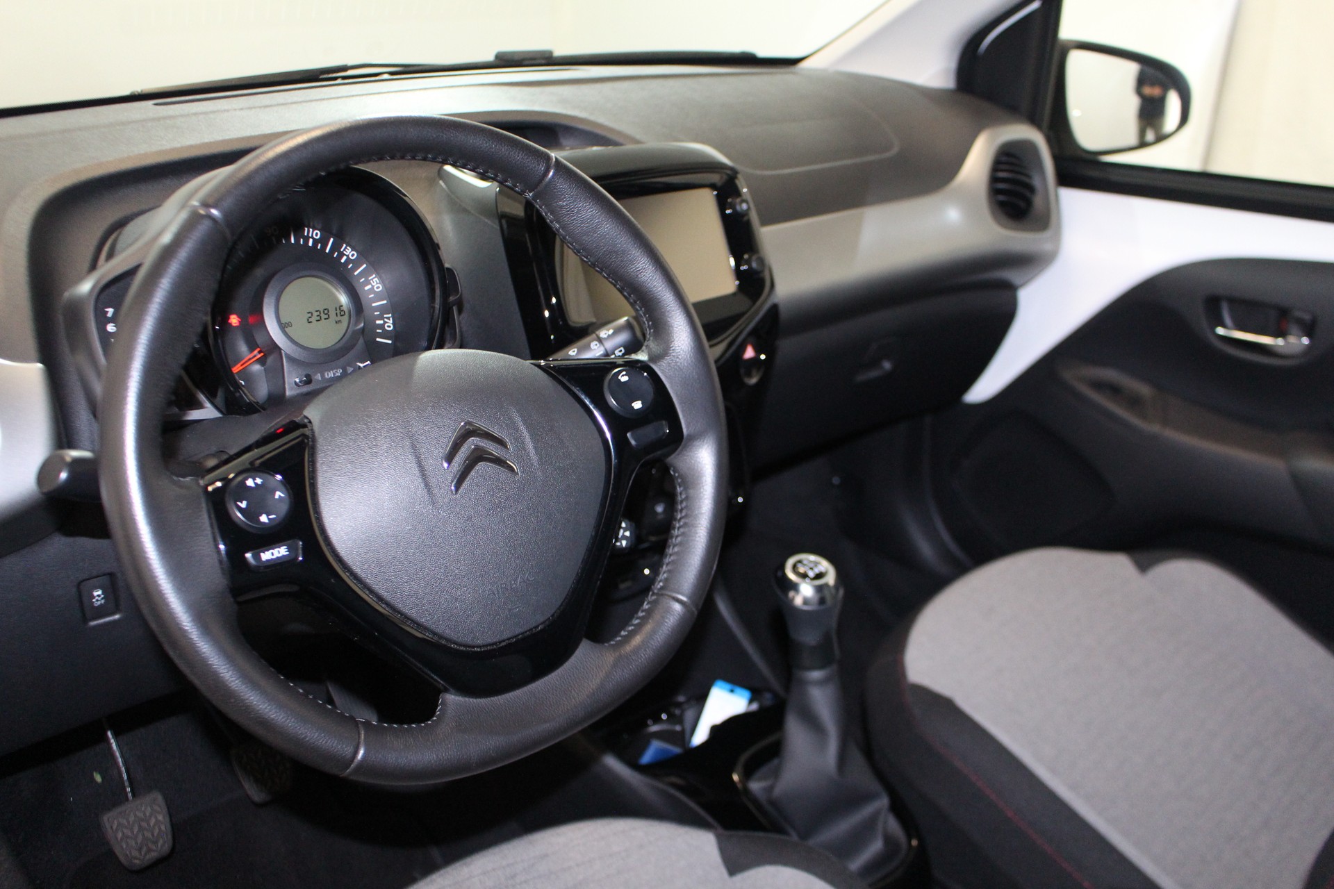 CITROEN C1 1.2 PureTech Shine Airscape-image-11