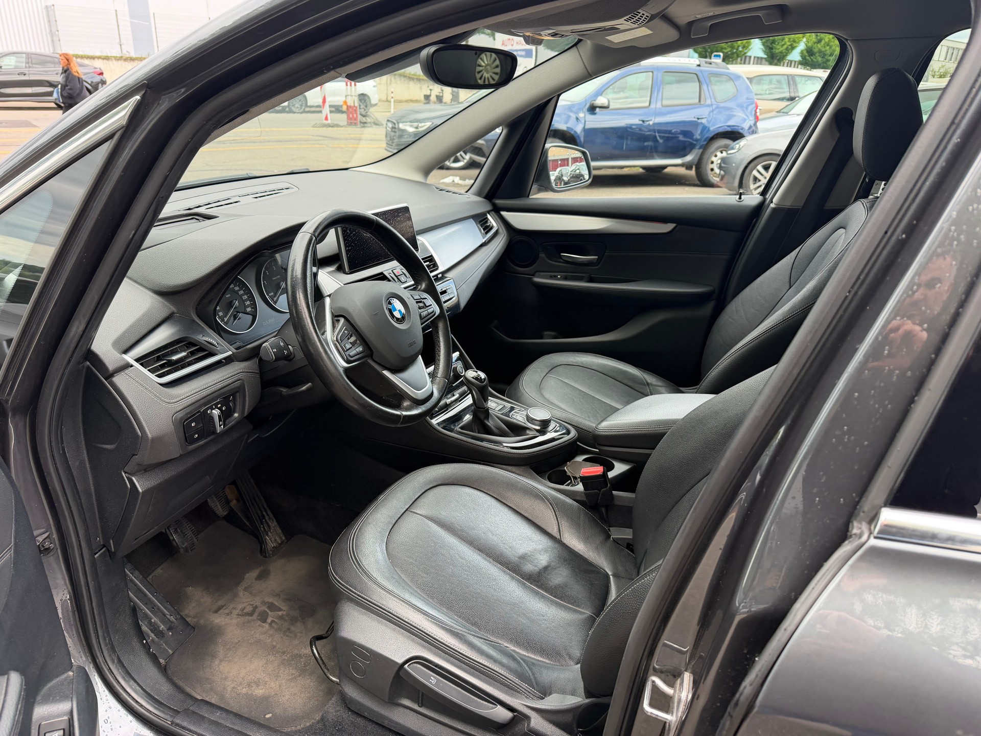 BMW 220d Gran Tourer Luxury Line-image-9
