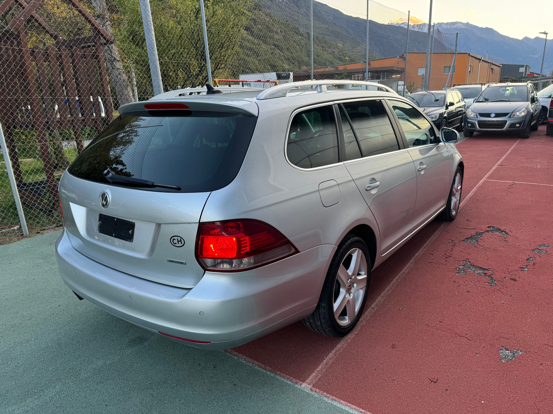 VW Golf Variant 1.6 TDI Team 4Motion-image-4
