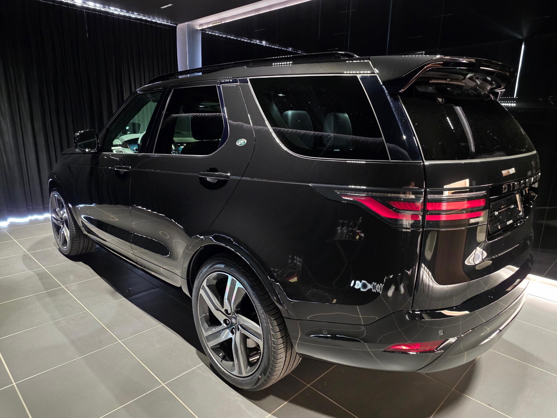LAND ROVER Discovery 3.0 D I6 350 Dynamic HSE-image-1