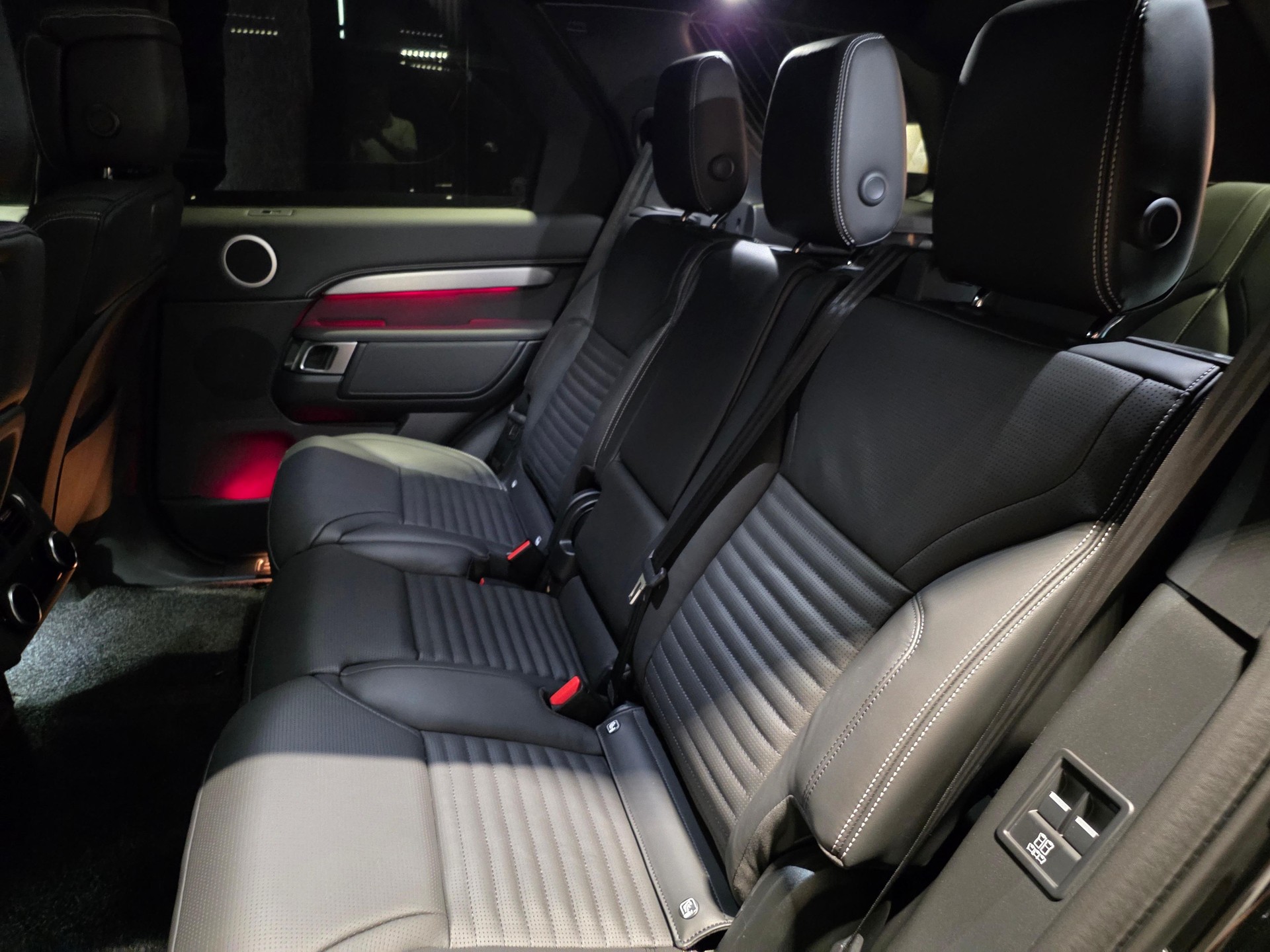 LAND ROVER Discovery 3.0 D I6 350 Dynamic HSE-image-6