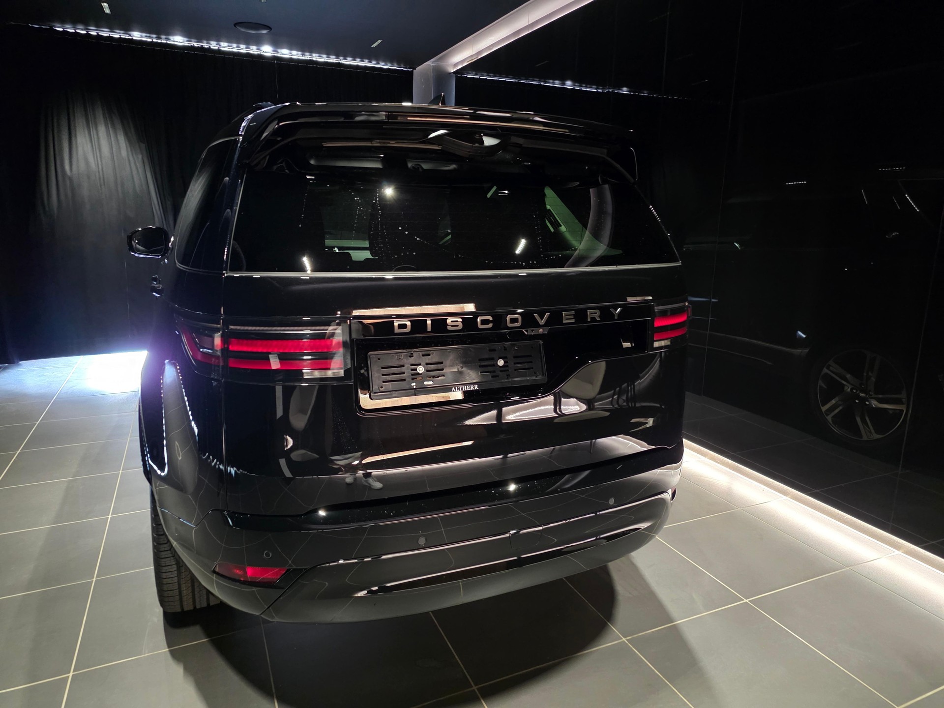 LAND ROVER Discovery 3.0 D I6 350 Dynamic HSE-image-2