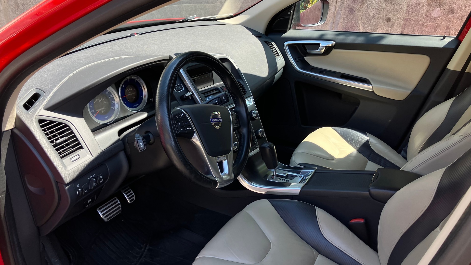 VOLVO 2.4 D5 R-Design AWD-image-5