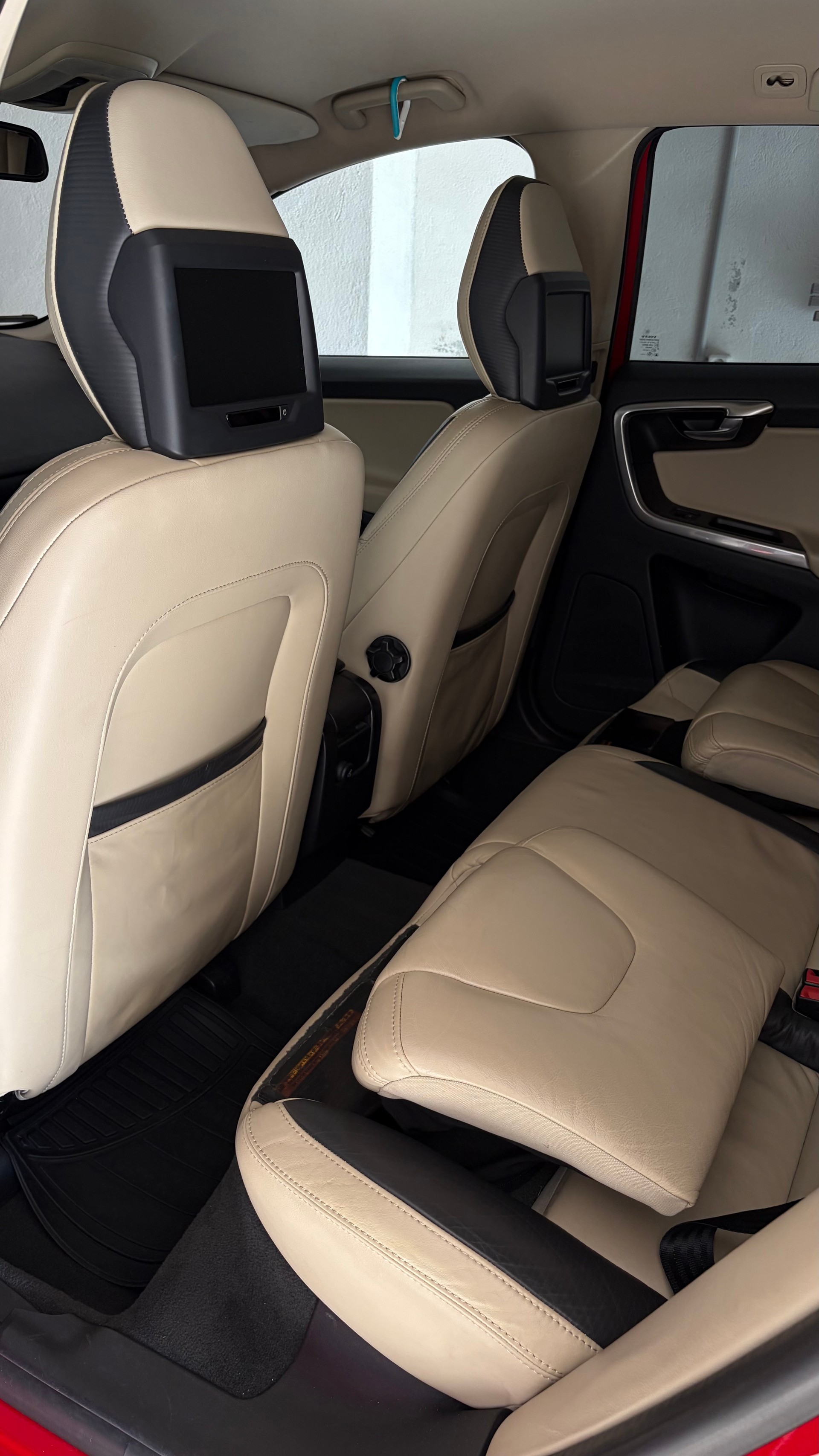 VOLVO 2.4 D5 R-Design AWD-image-0