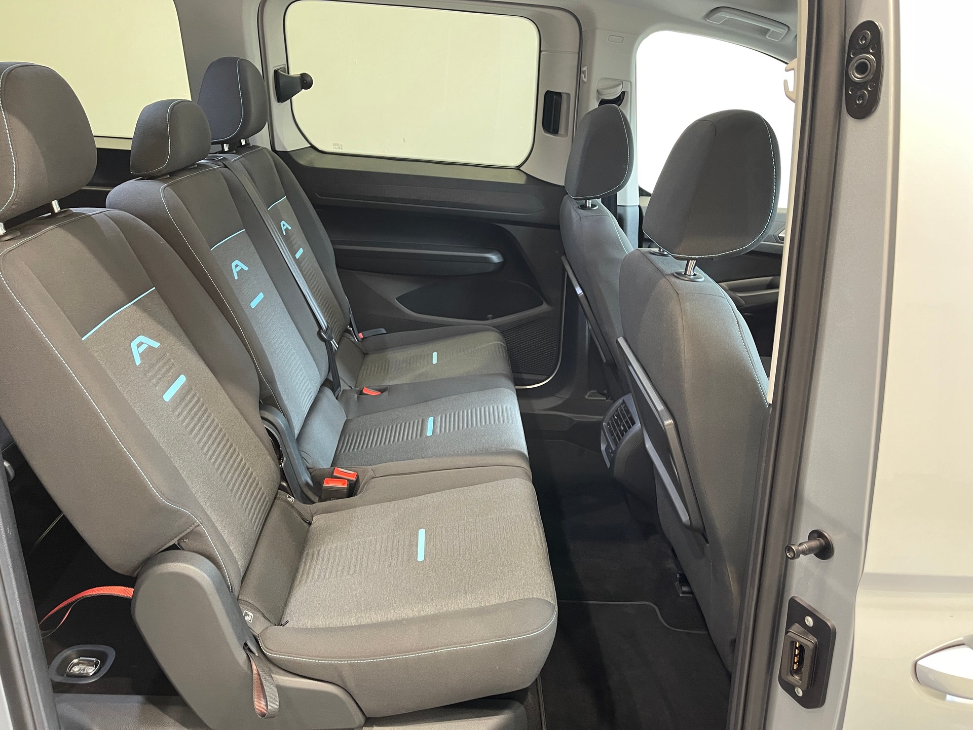 FORD Grand Tourneo Connect 2.0 EcoBlue Active Automat *7 PLATZ*-image-16