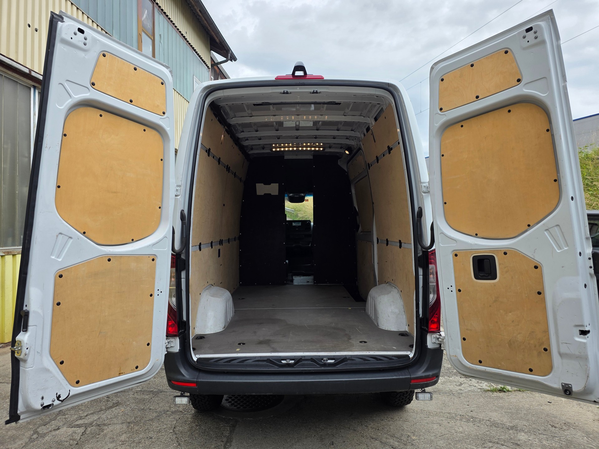 MERCEDES-BENZ Sprinter 319 CDI Standard 9G-TRONIC 4x4-image-6