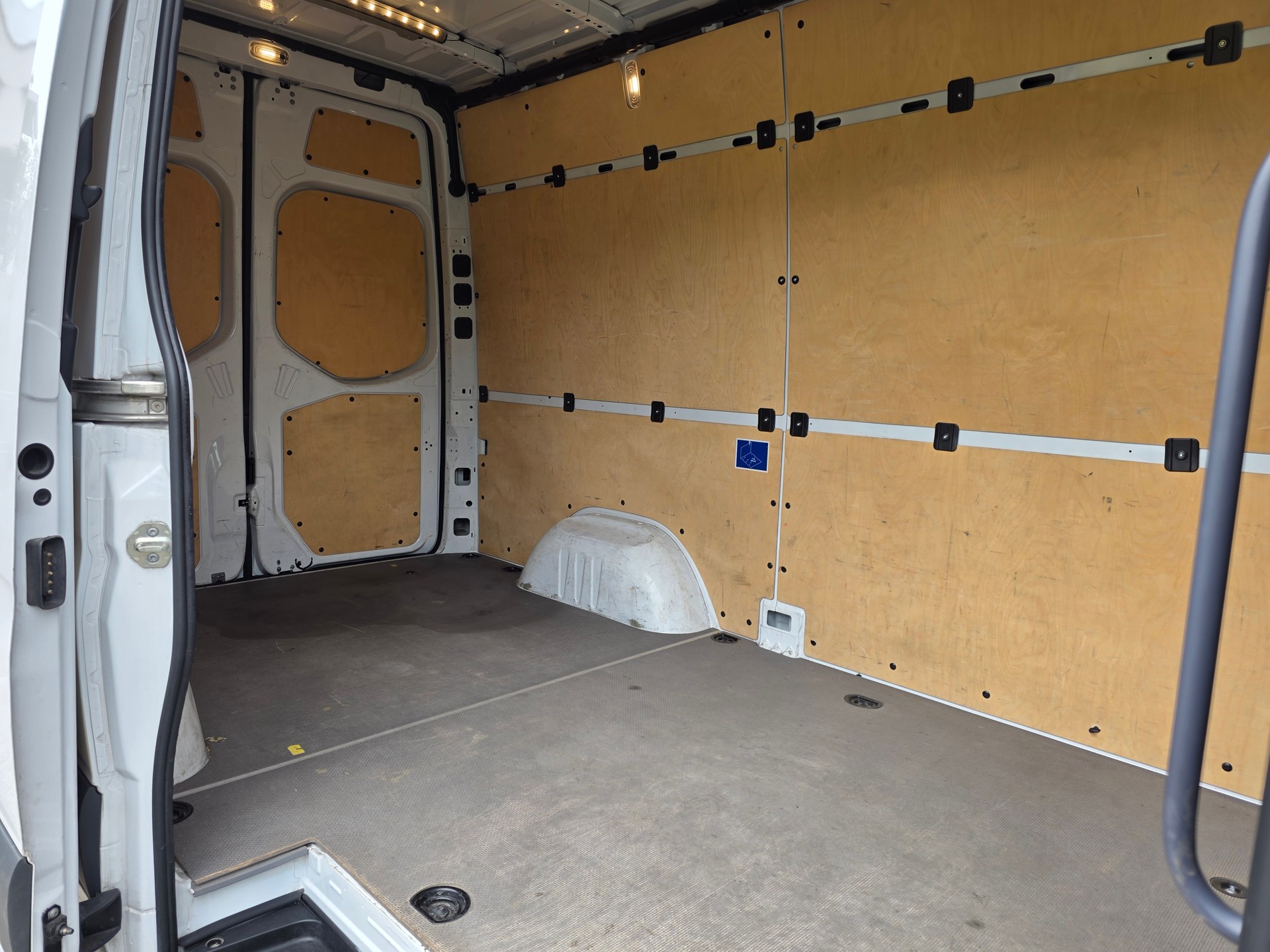 MERCEDES-BENZ Sprinter 319 CDI Standard 9G-TRONIC 4x4-image-5