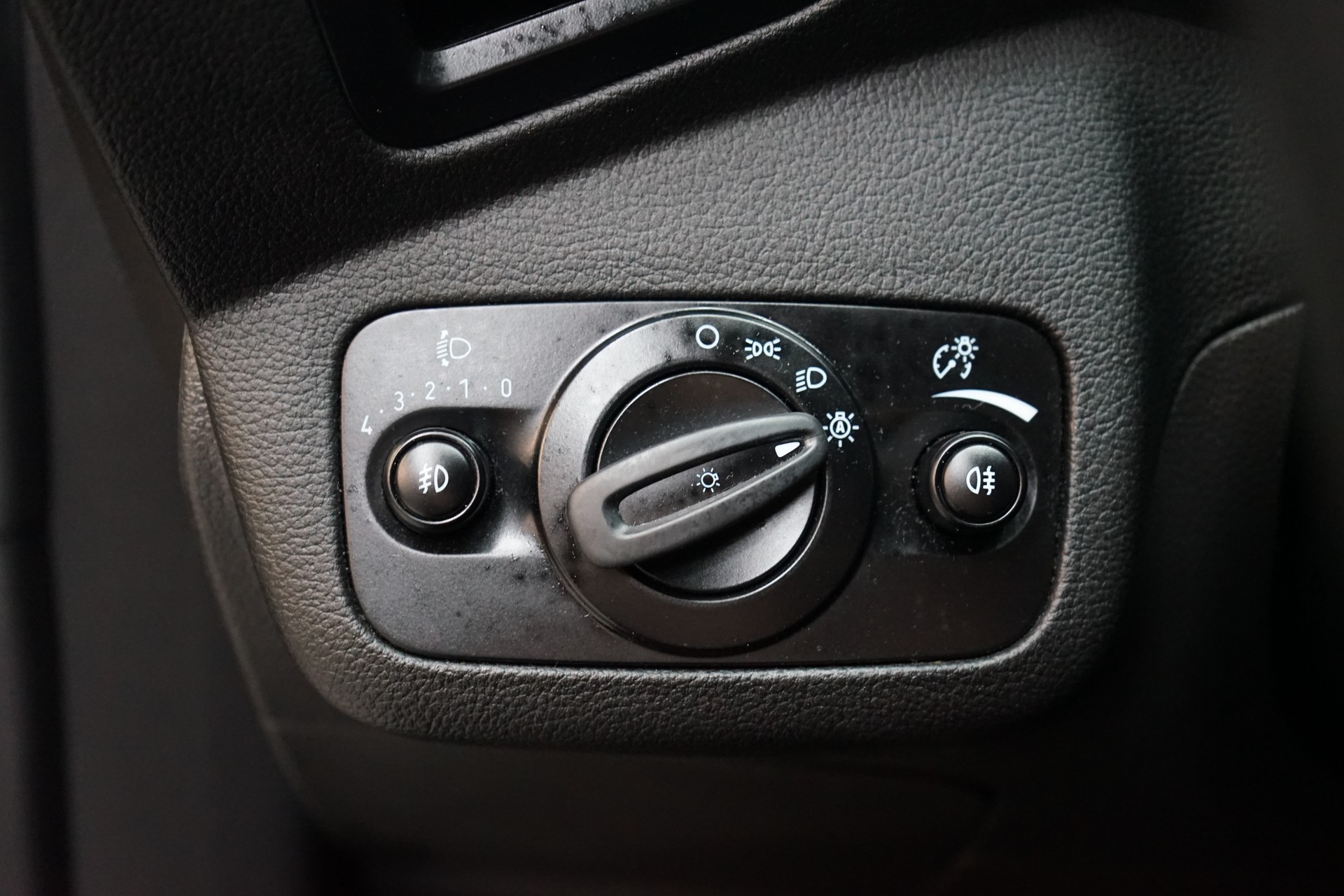 FORD C-Max 1.5 TDCi Trend PowerShift-image-14