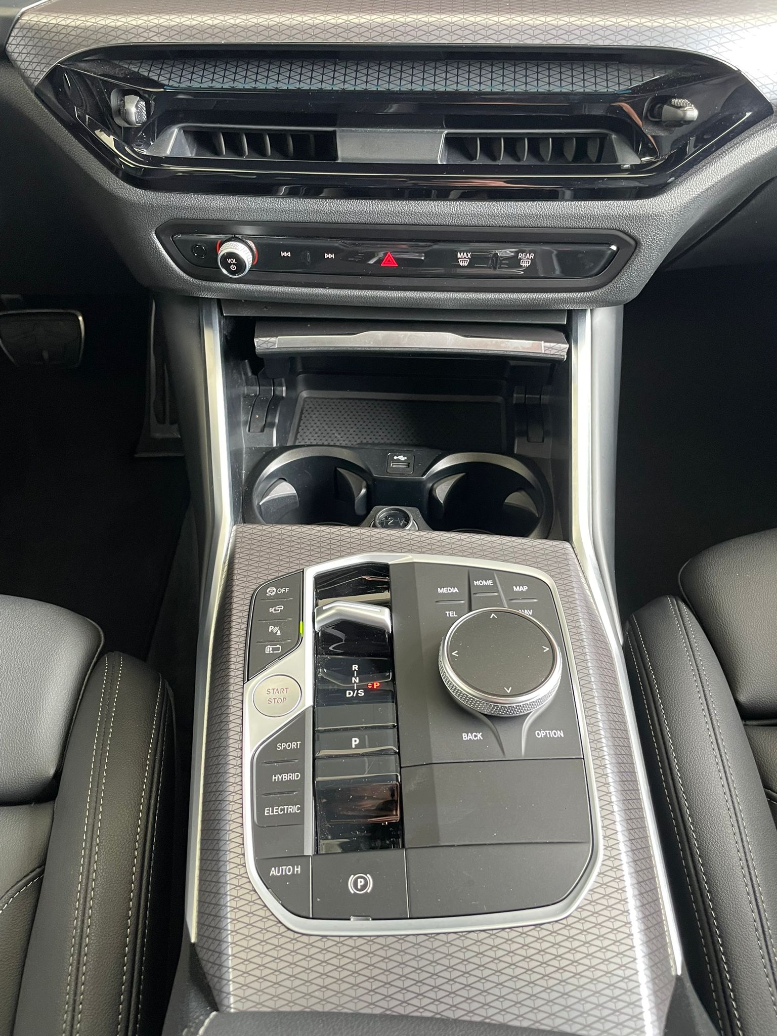 BMW 330e xDrive SAG Touring-image-9