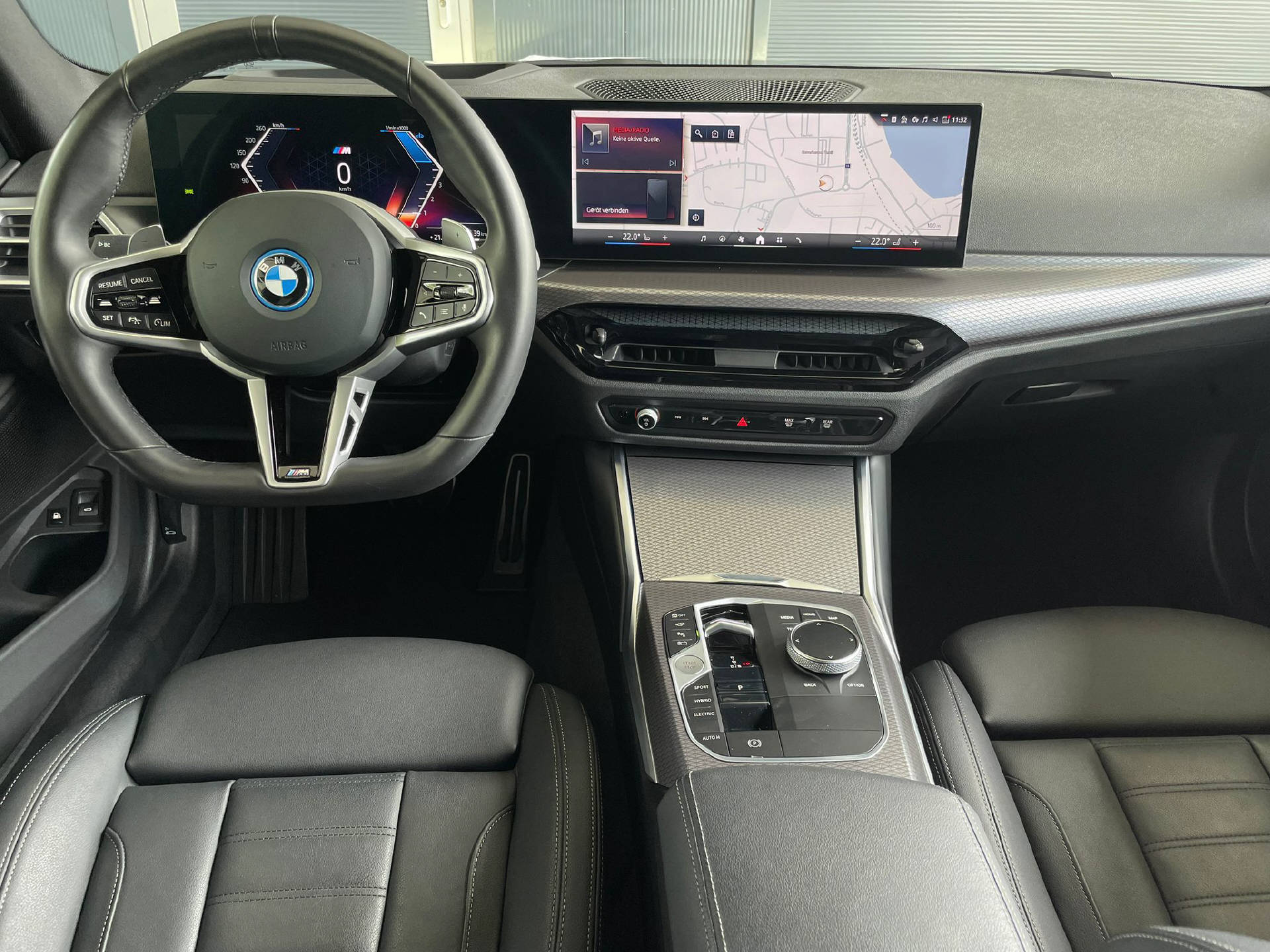 BMW 330e xDrive SAG Touring-image-6