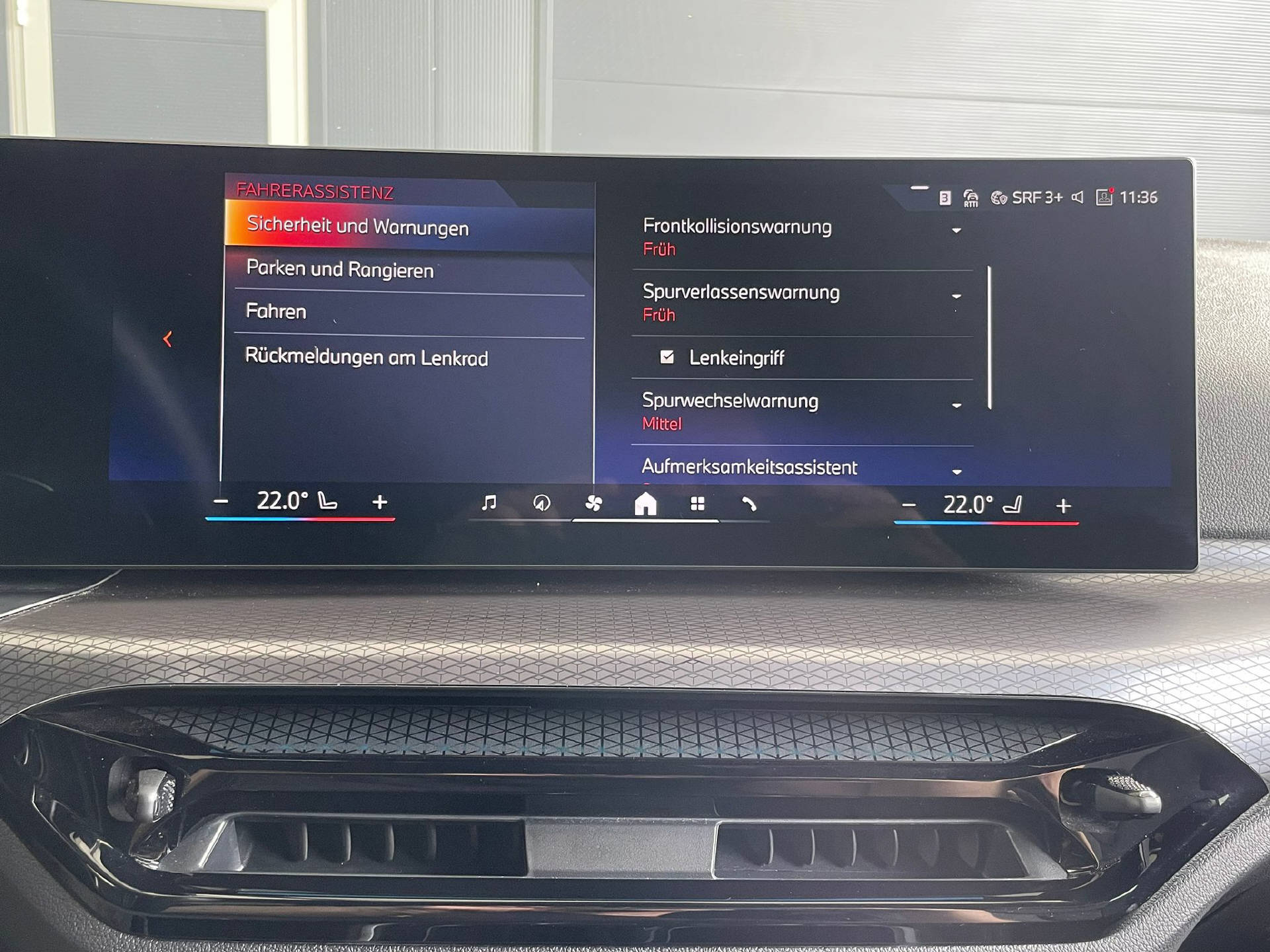 BMW 330e xDrive SAG Touring-image-10