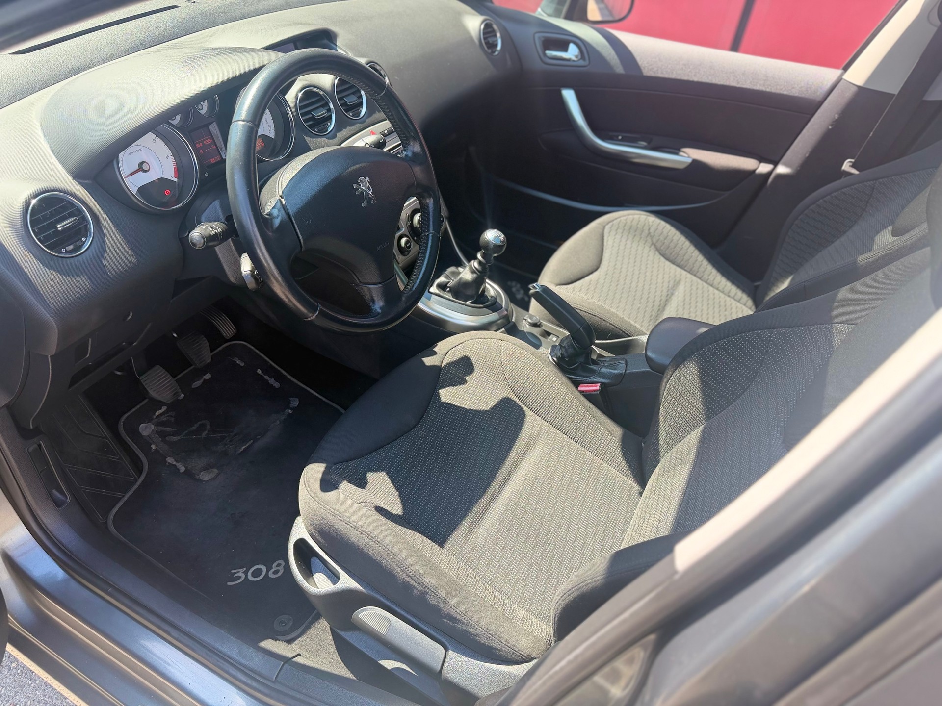 PEUGEOT 308 SW 1.6 16V Turbo Millesim 200-image-10