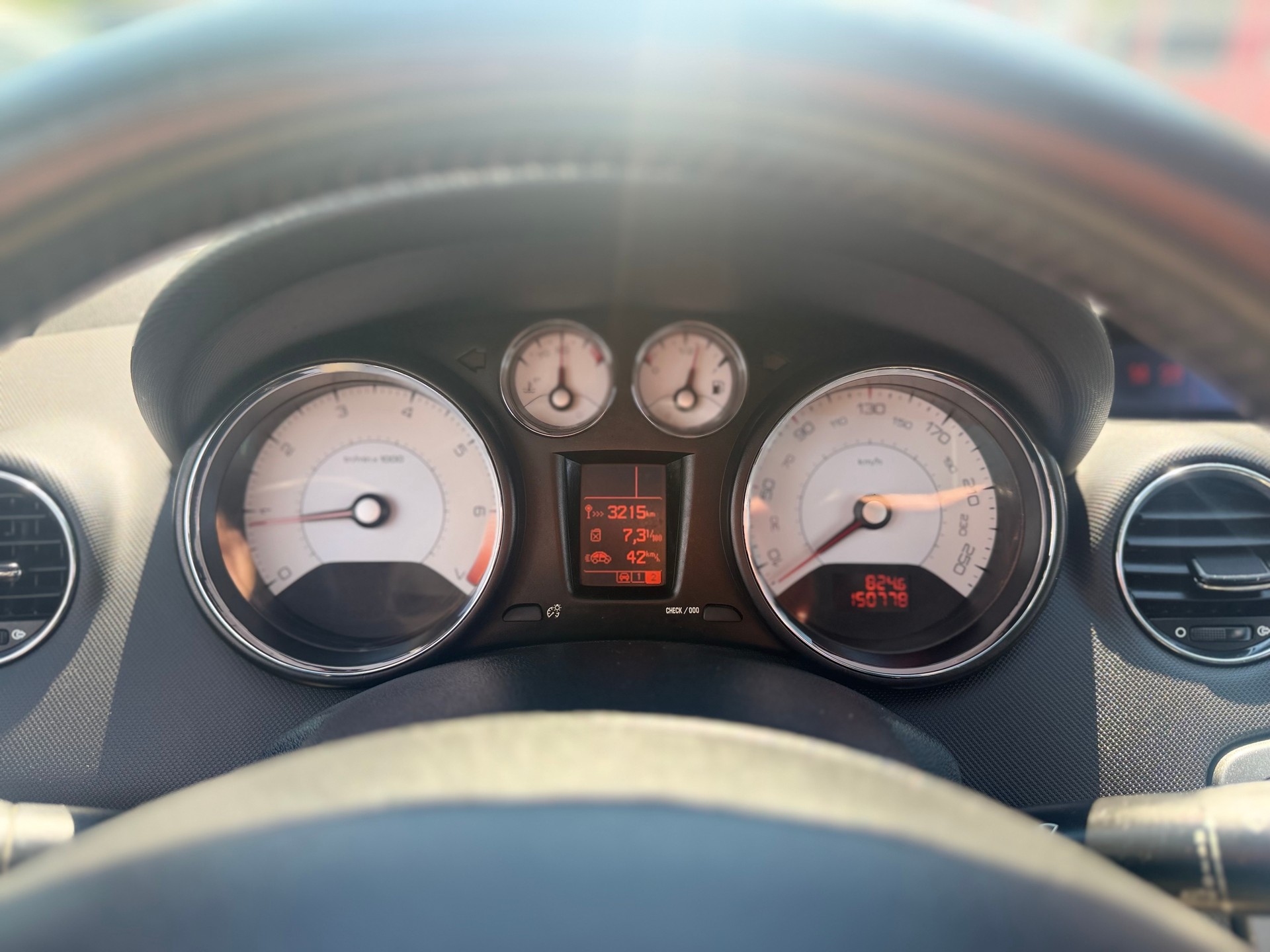 PEUGEOT 308 SW 1.6 16V Turbo Millesim 200-image-6