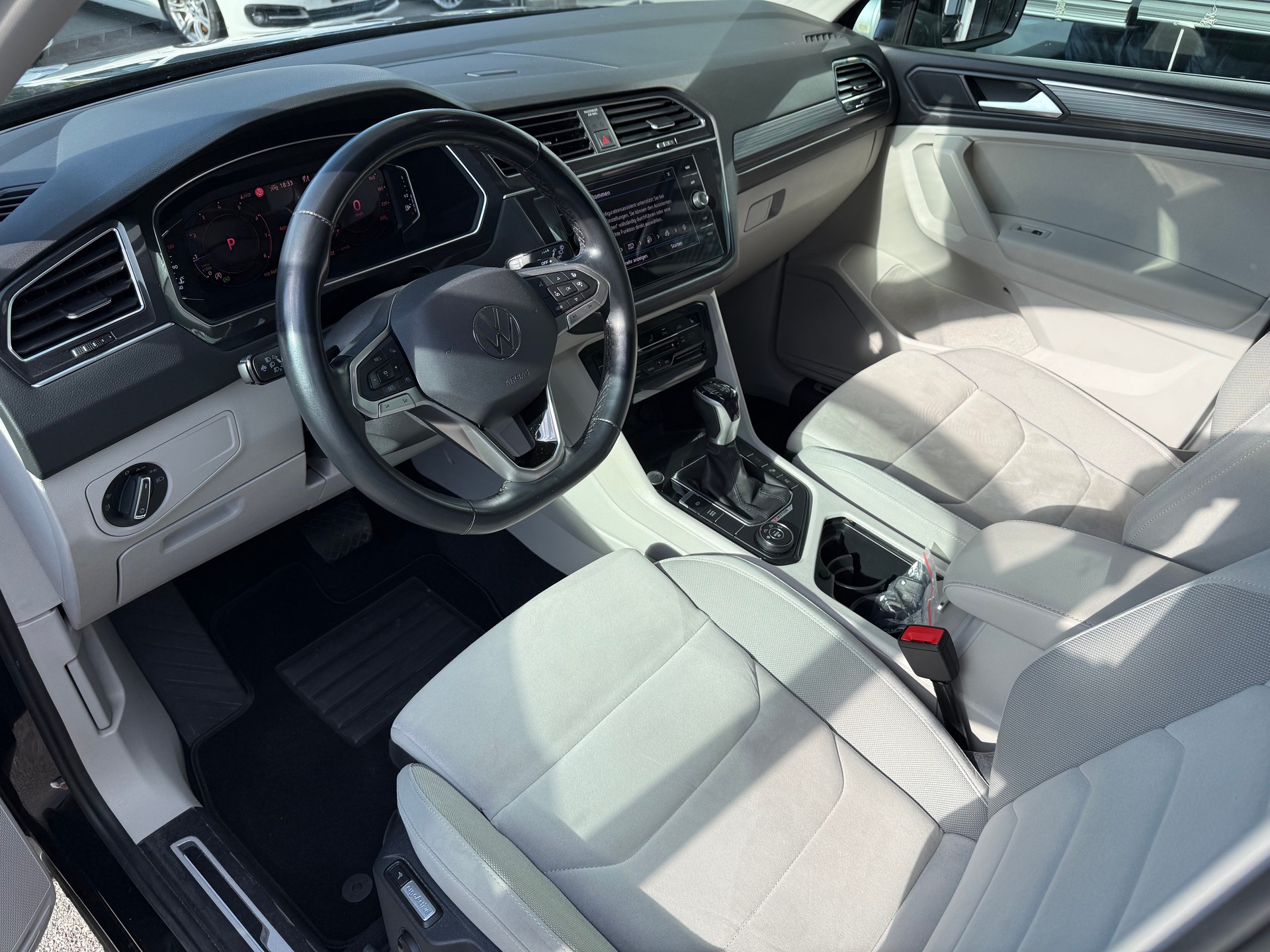 VW Tiguan Allspace 2.0TSI Elegance 4Motion DSG-image-6