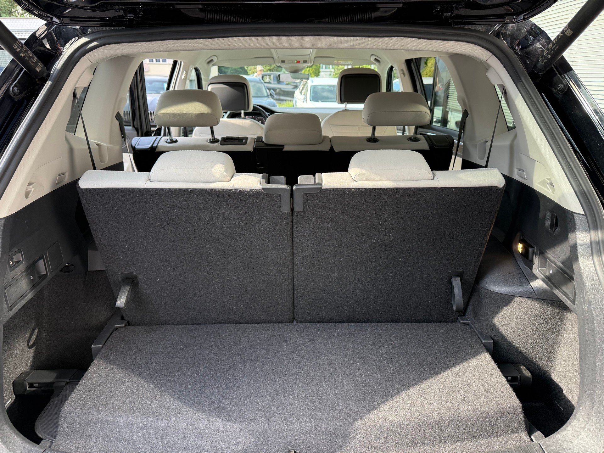 VW Tiguan Allspace 2.0TSI Elegance 4Motion DSG-image-14