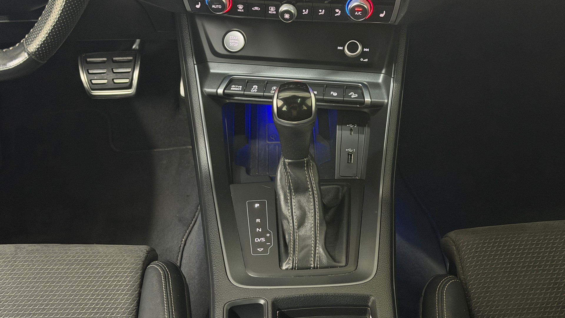 AUDI Q3 40 TFSI S line quattro S-tronic-image-10