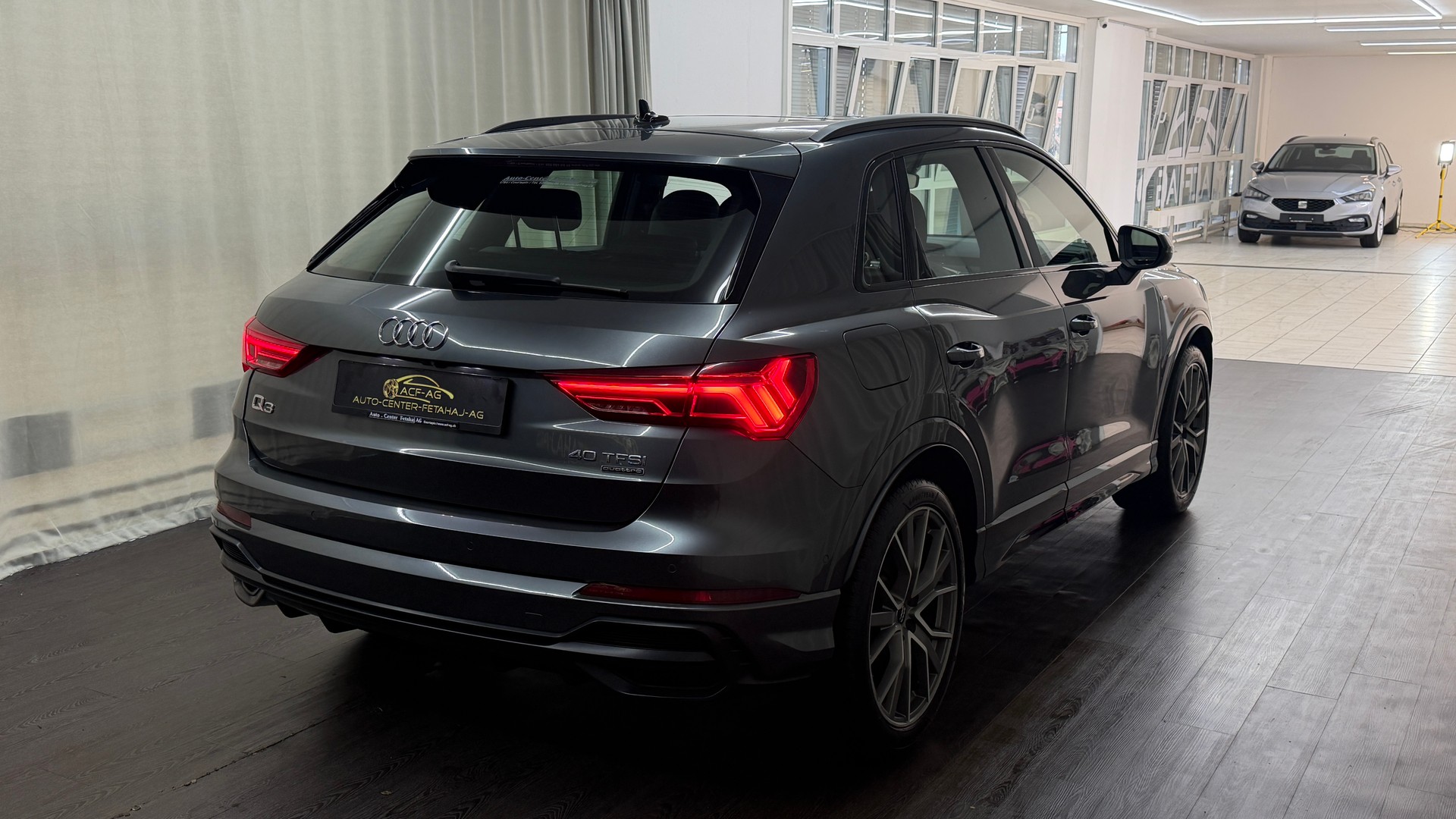 AUDI Q3 40 TFSI S line quattro S-tronic-image-3