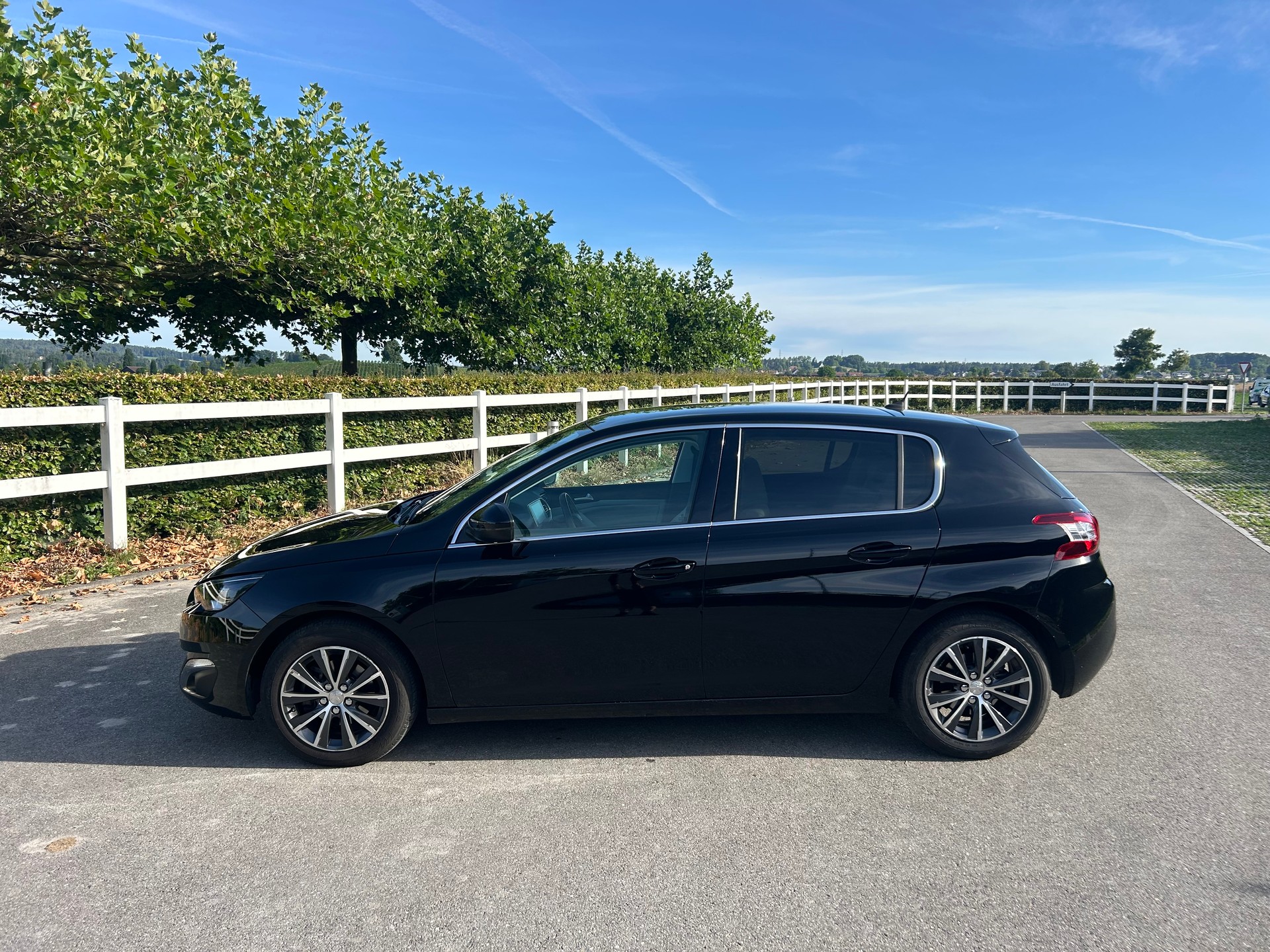PEUGEOT 308 1.2 THP Allure-image-1