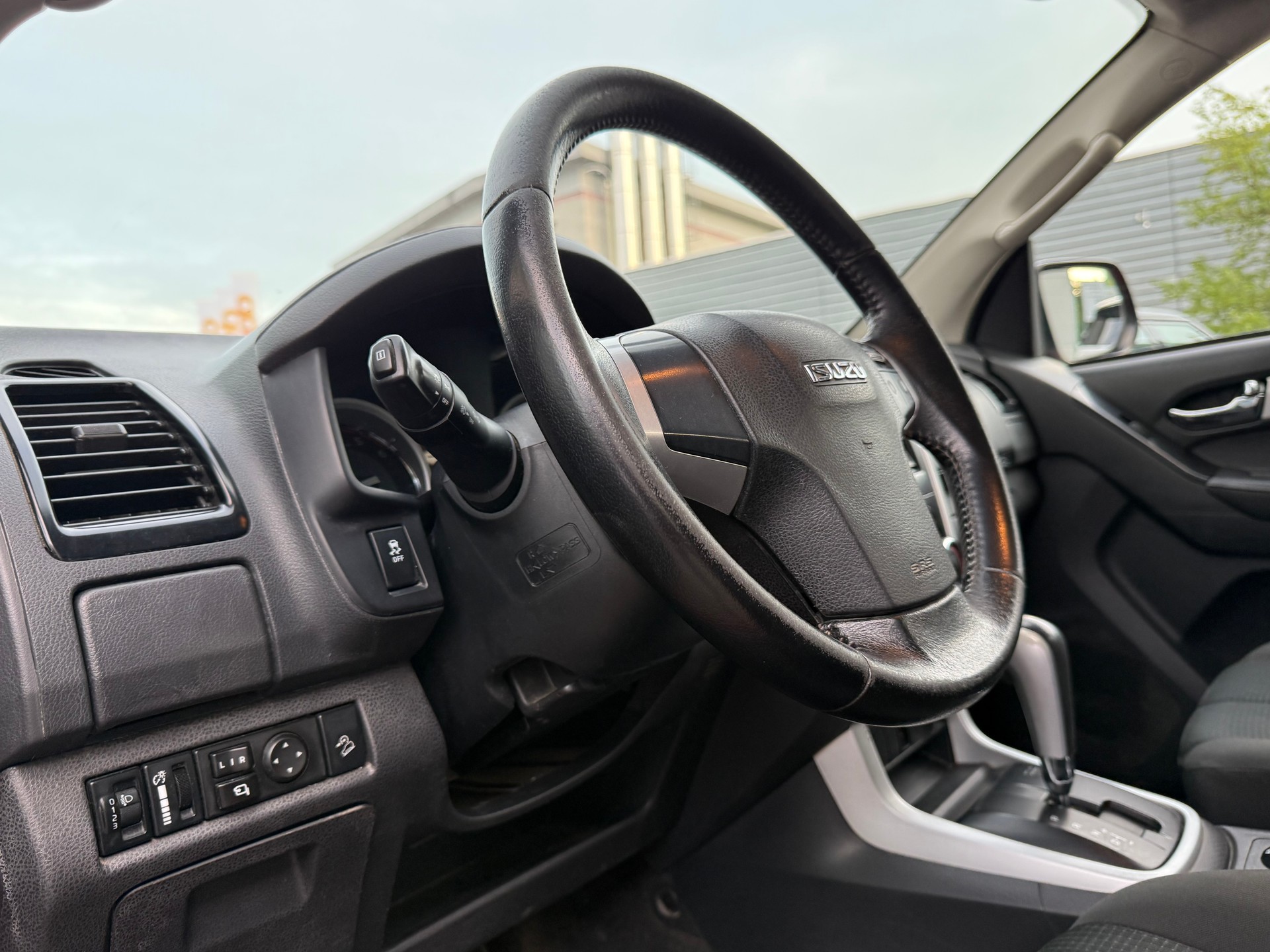 ISUZU D-MAX 1.9 Crew Cab Solar 4x4 A-image-7