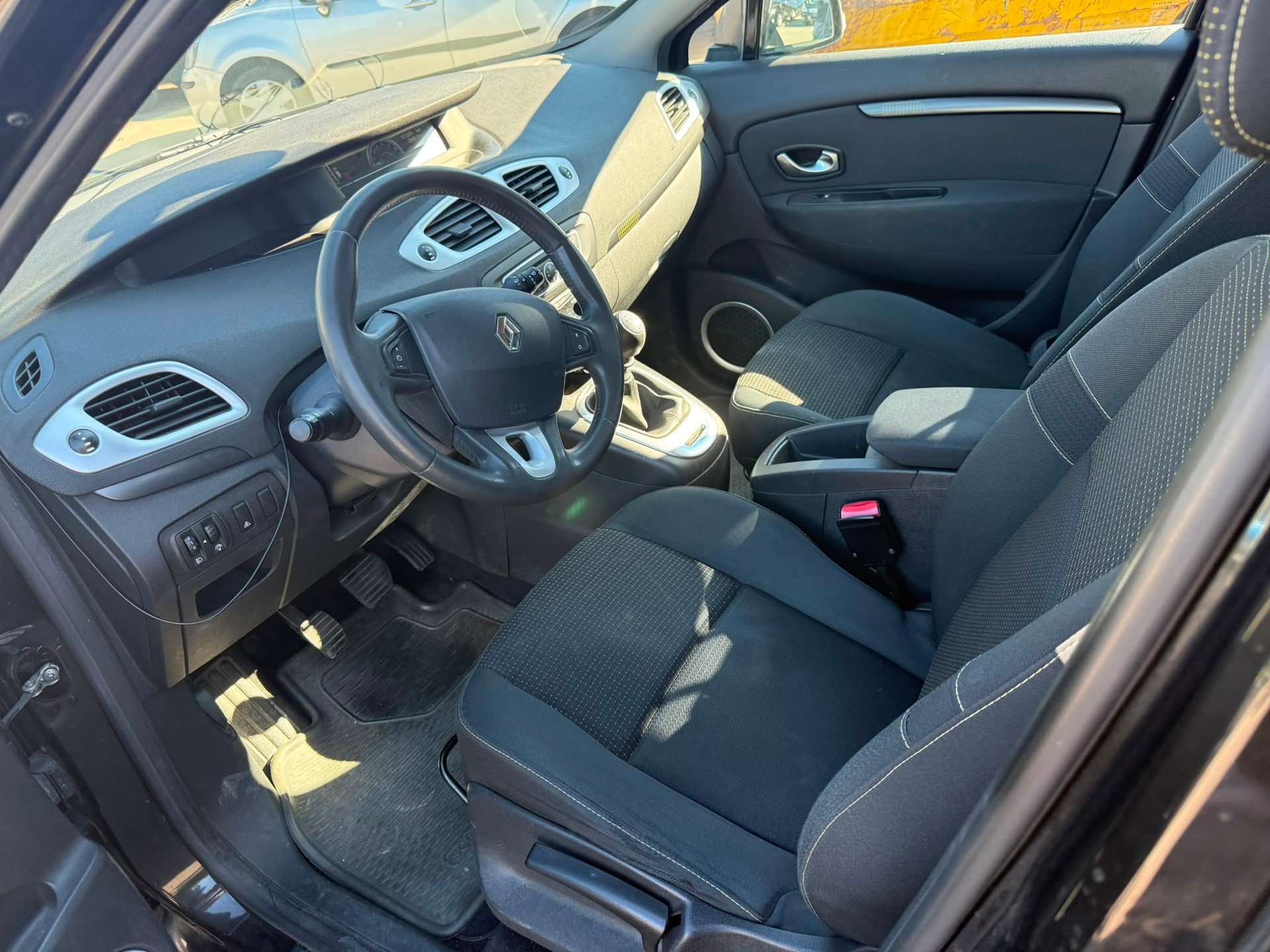 RENAULT Grand Scénic 1.4 16V Turbo Dynamique-image-11