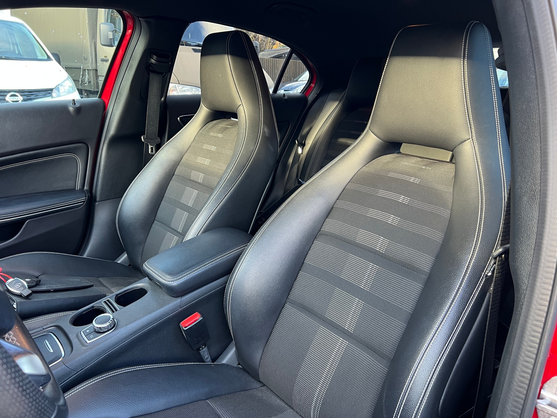 MERCEDES-BENZ A 200 Night Star 7G-DCT-image-15
