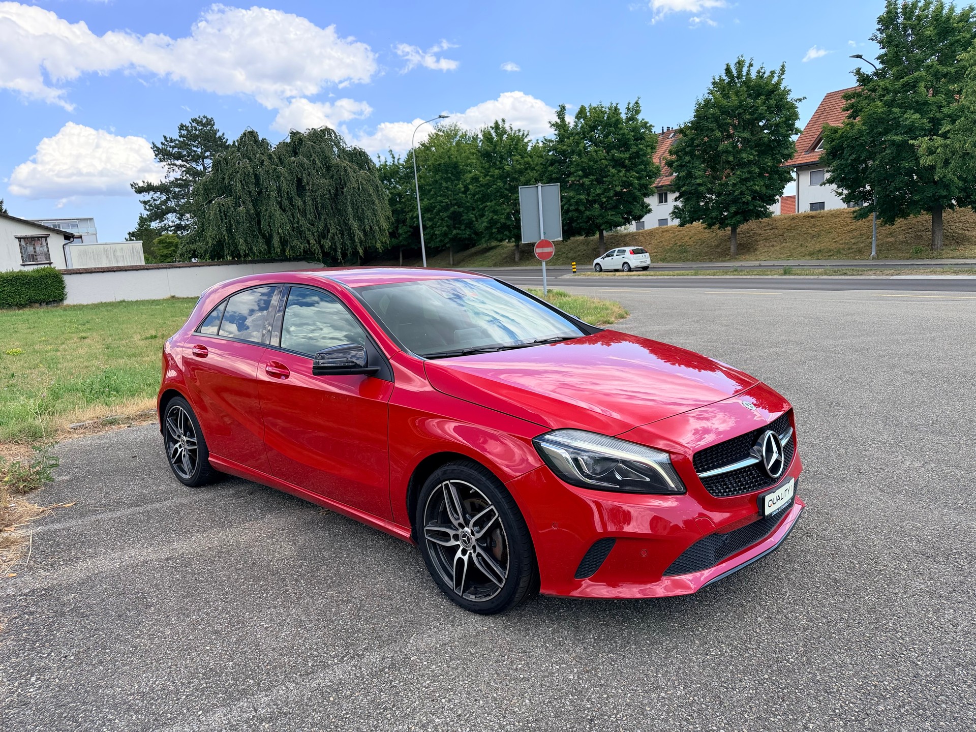 MERCEDES-BENZ A 200 Night Star 7G-DCT-showroom-element-3