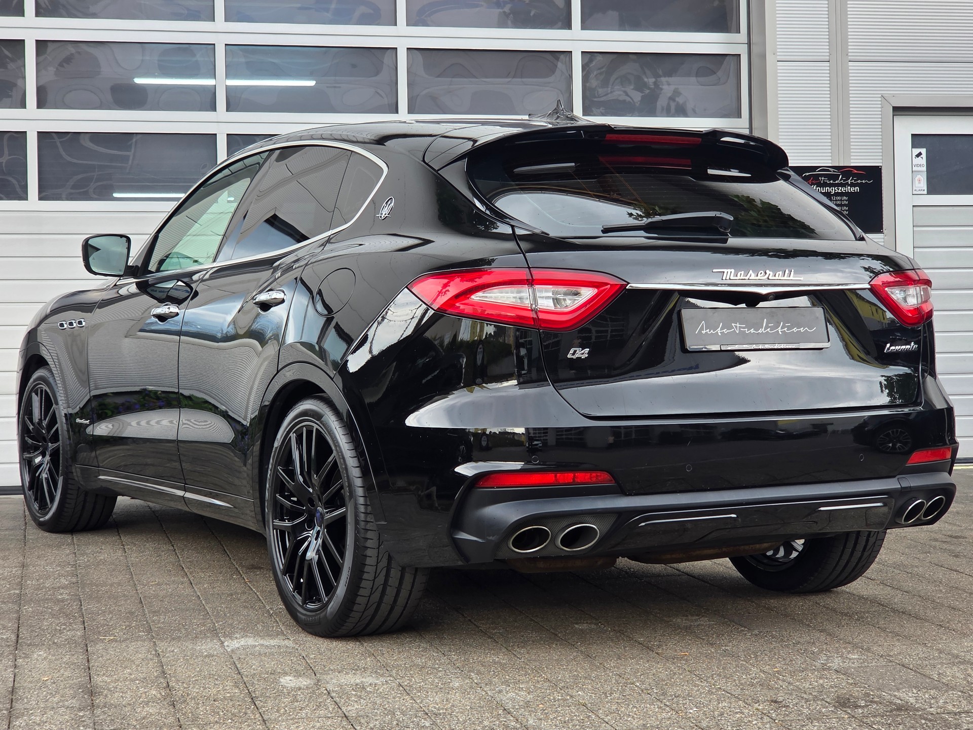 MASERATI Levante S 3.0 V6 Grand Sport | VOLLAUSSTATTUNG - CARBON PAKET/ 360° KAMERA/ PANORAMA/ ACC CRUISING CONTROL/ APPLE CARPLAY/-image-2