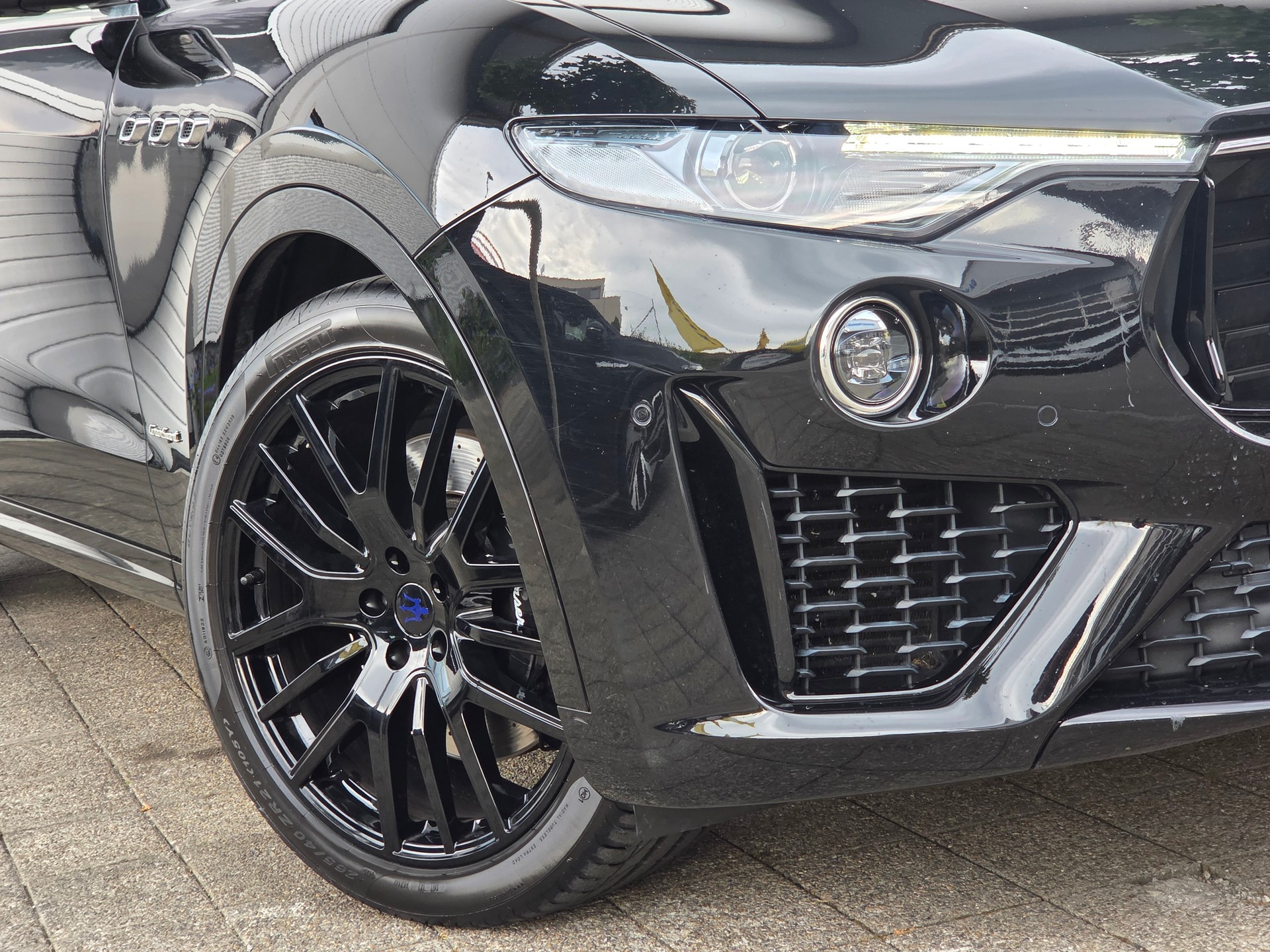 MASERATI Levante S 3.0 V6 Grand Sport | VOLLAUSSTATTUNG - CARBON PAKET/ 360° KAMERA/ PANORAMA/ ACC CRUISING CONTROL/ APPLE CARPLAY/-image-4
