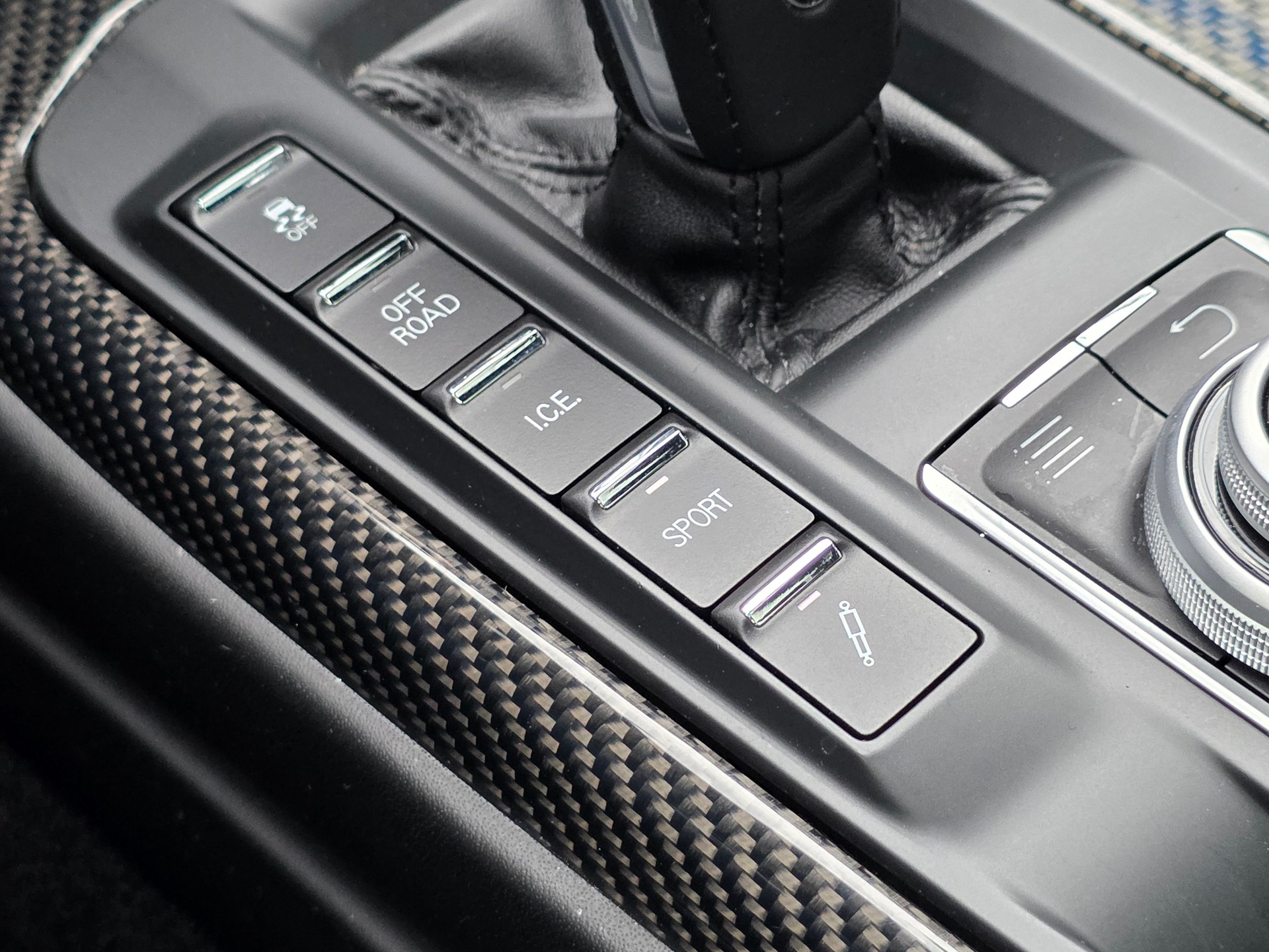 MASERATI Levante S 3.0 V6 Grand Sport | VOLLAUSSTATTUNG - CARBON PAKET/ 360° KAMERA/ PANORAMA/ ACC CRUISING CONTROL/ APPLE CARPLAY/-image-20