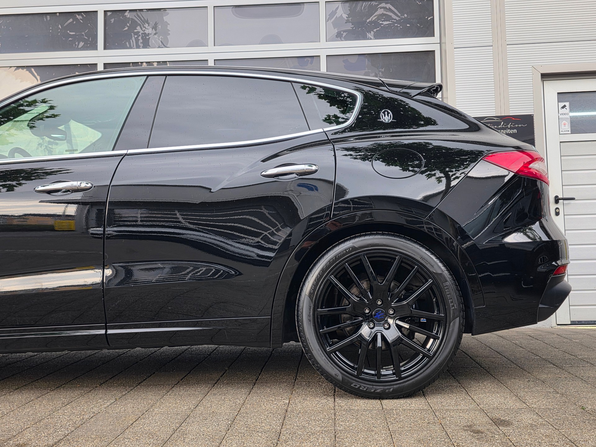 MASERATI Levante S 3.0 V6 Grand Sport | VOLLAUSSTATTUNG - CARBON PAKET/ 360° KAMERA/ PANORAMA/ ACC CRUISING CONTROL/ APPLE CARPLAY/-image-6