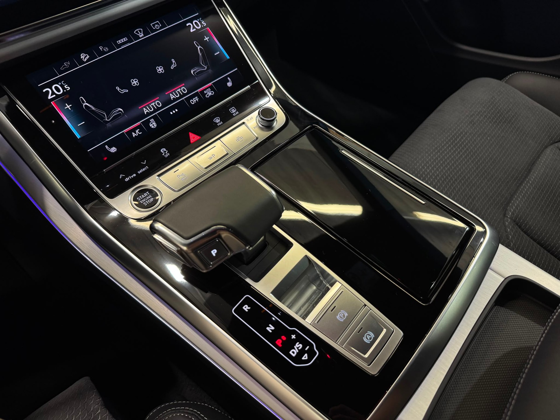 AUDI Q8 55 TFSI e quattro PHEV tiptronic-image-16