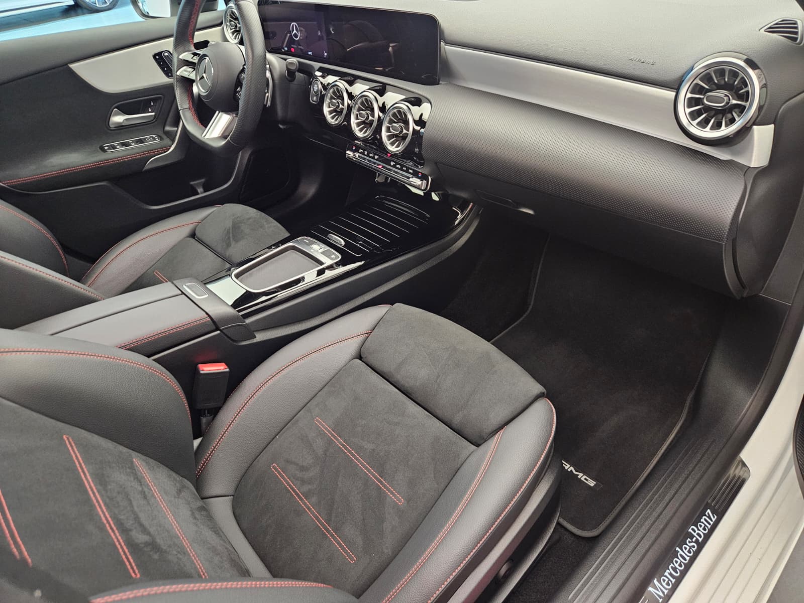 MERCEDES-BENZ A 200 7G-DCT-image-11