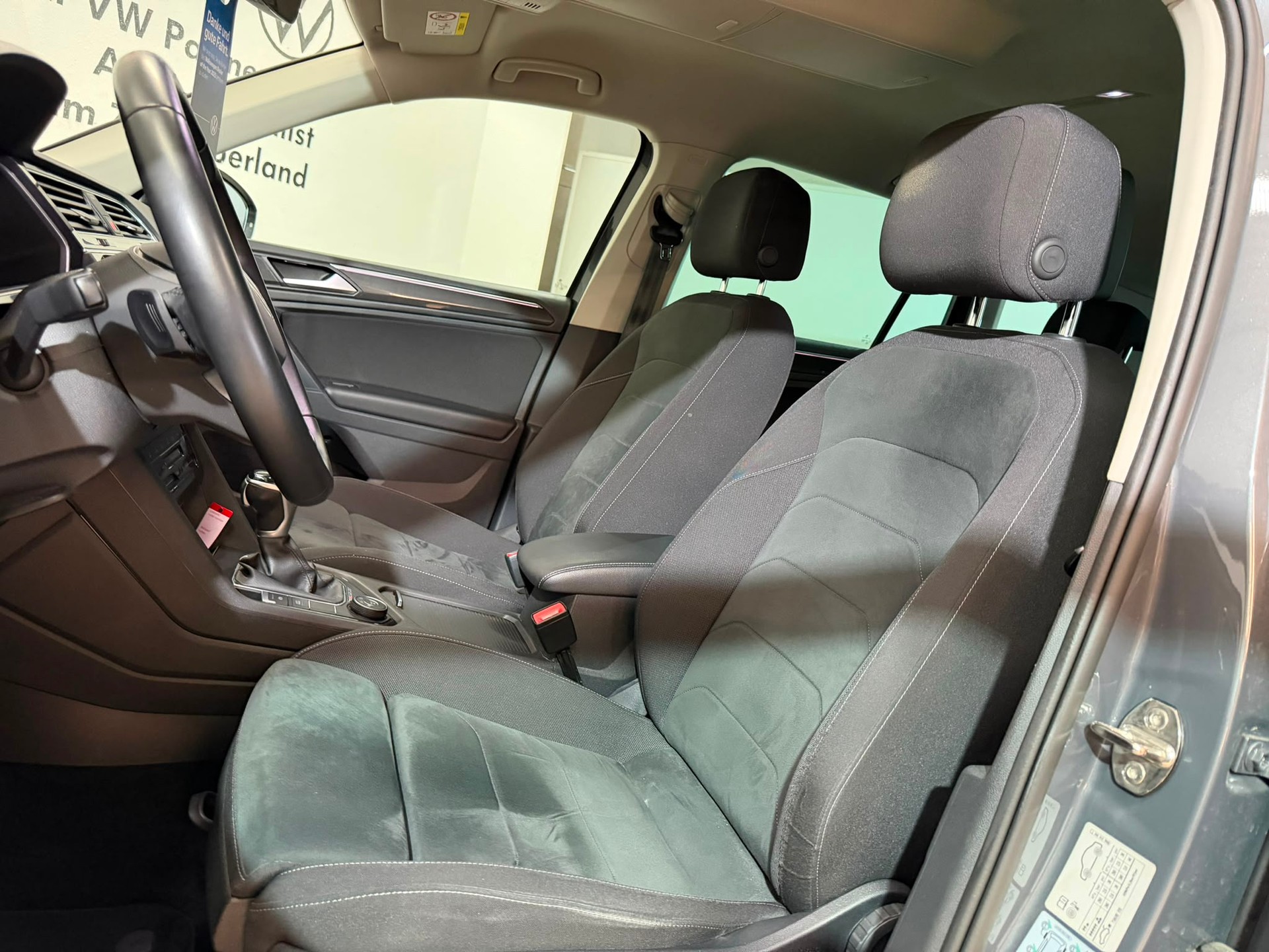 VW Tiguan 2.0TSI Elegance 4Motion DSG-image-6
