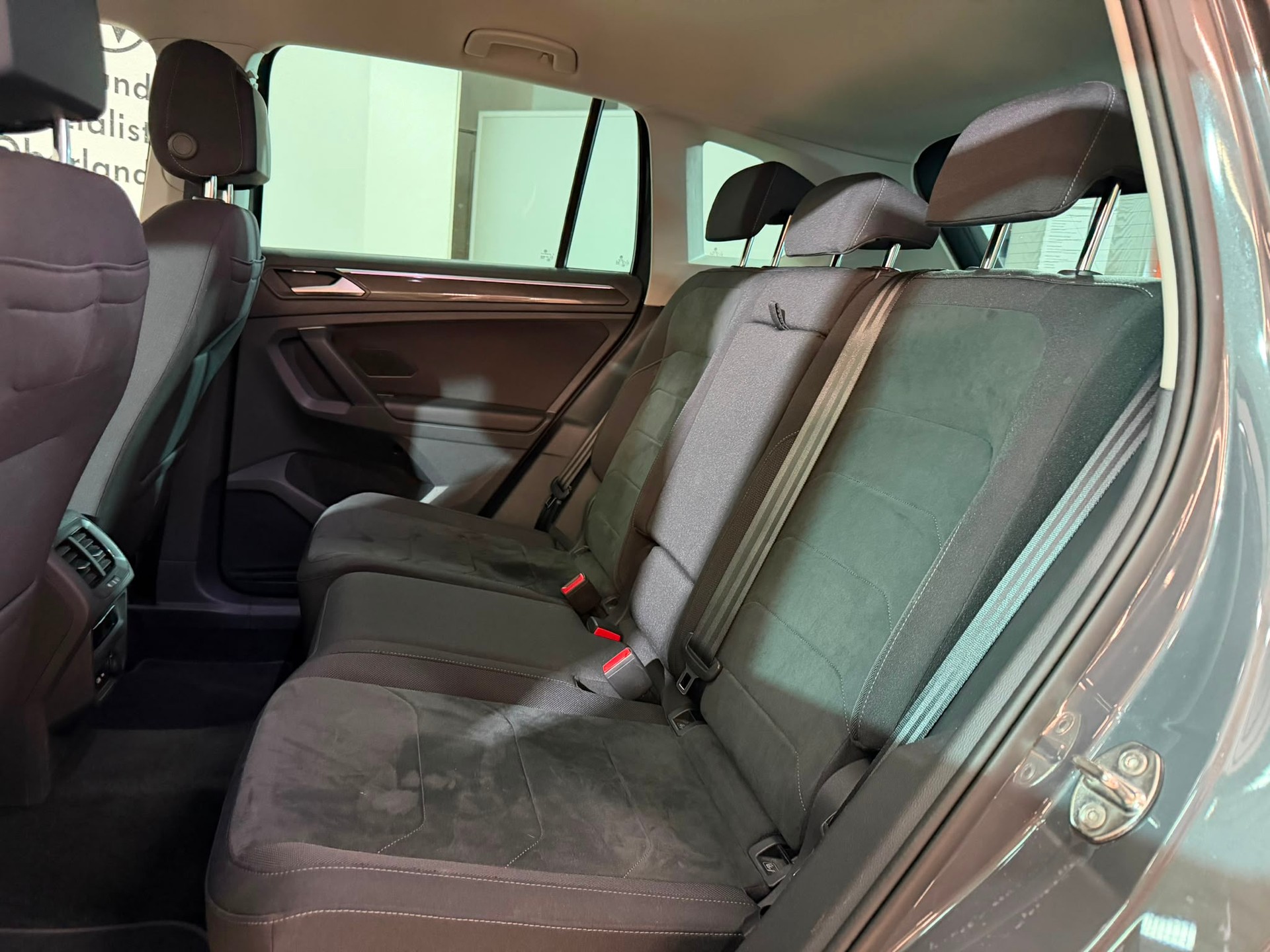 VW Tiguan 2.0TSI Elegance 4Motion DSG-image-8
