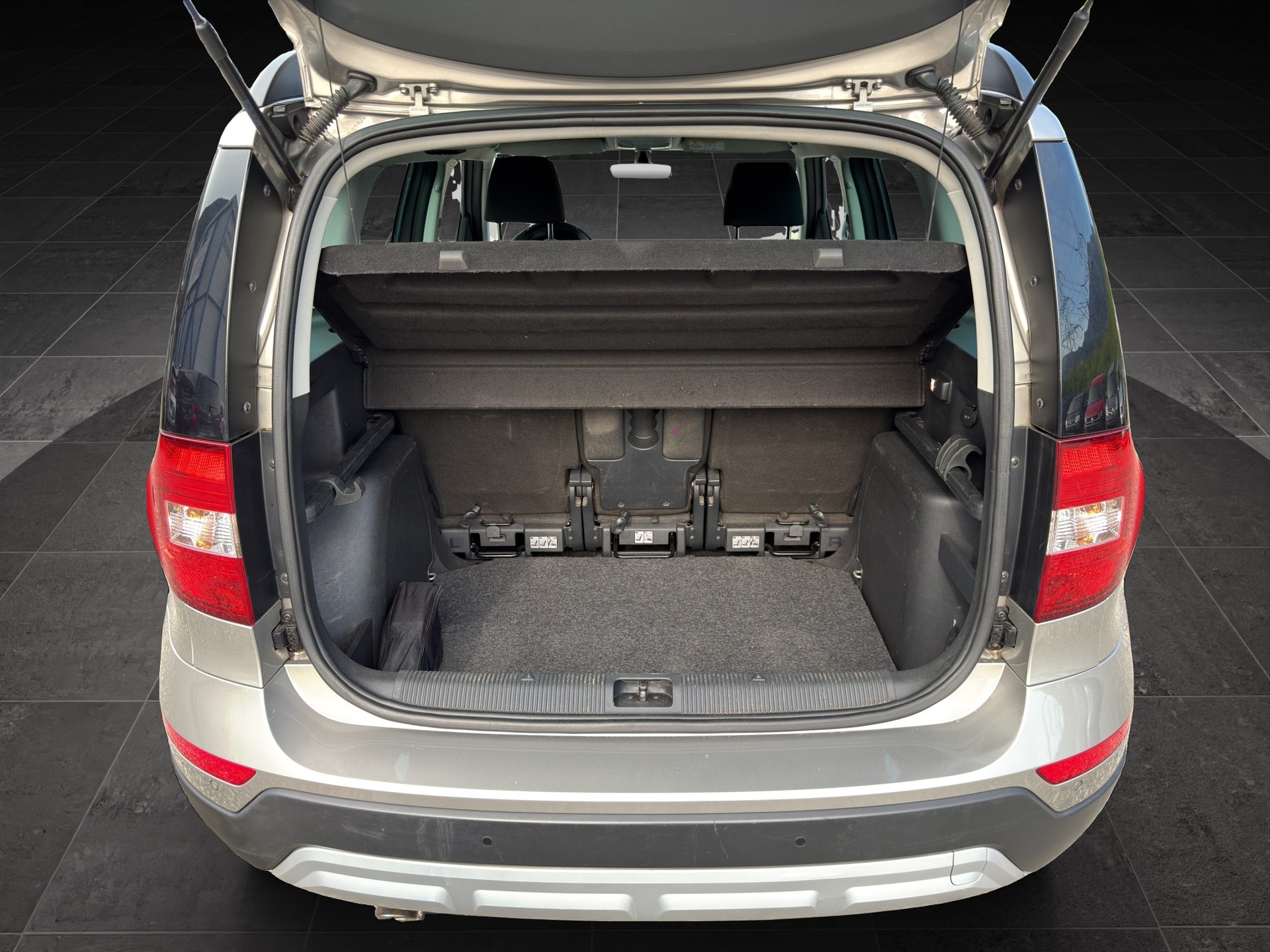 SKODA Yeti 2.0 TDI Swiss Line 25 4x4-image-9
