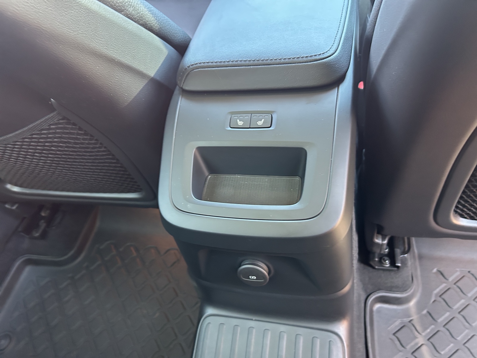 VOLVO XC60 T8 eAWD PluginHybrid Ultimate Dark Geartronic-image-19