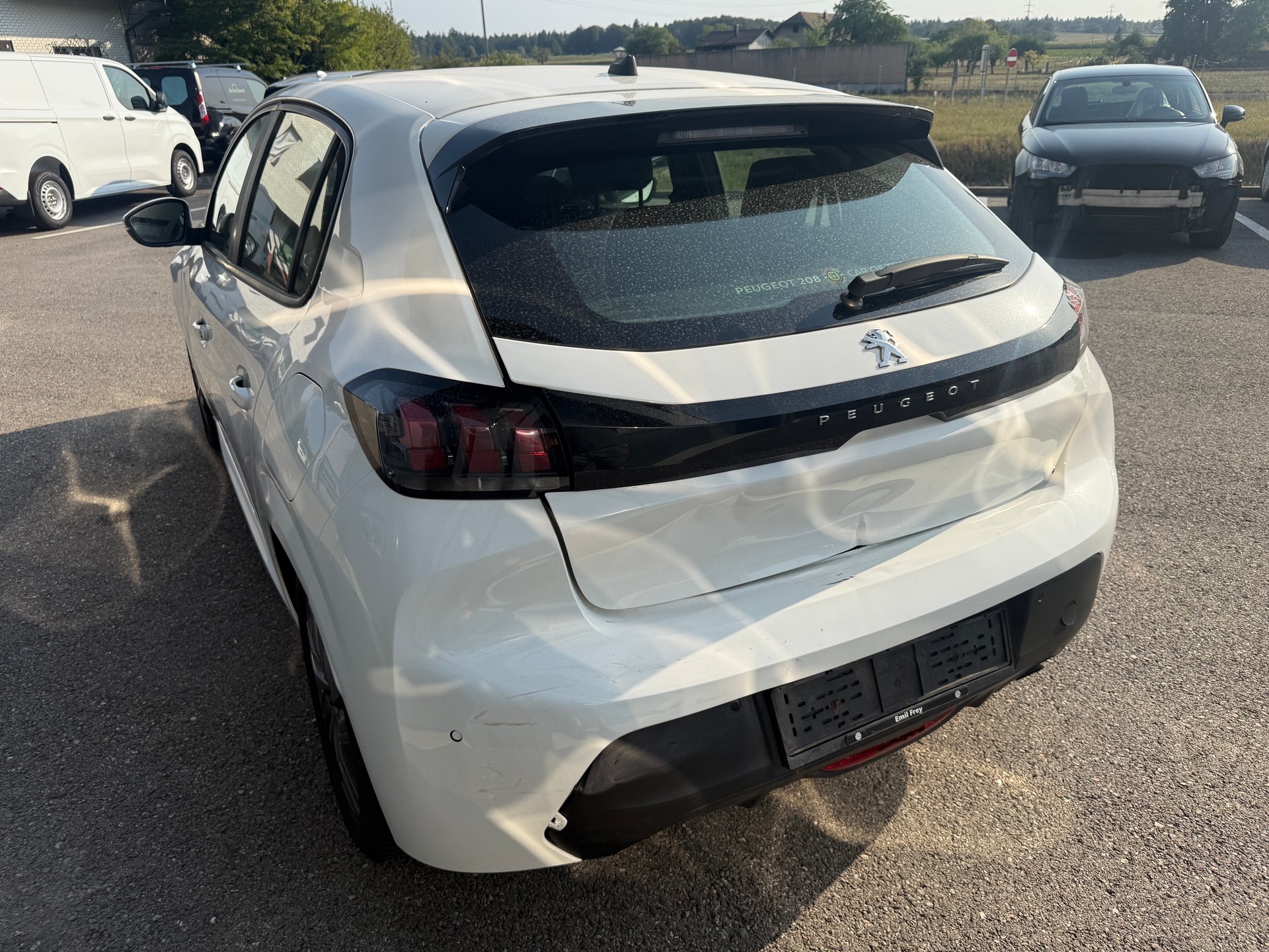 PEUGEOT 208 1.2 PureTech Allure-image-2