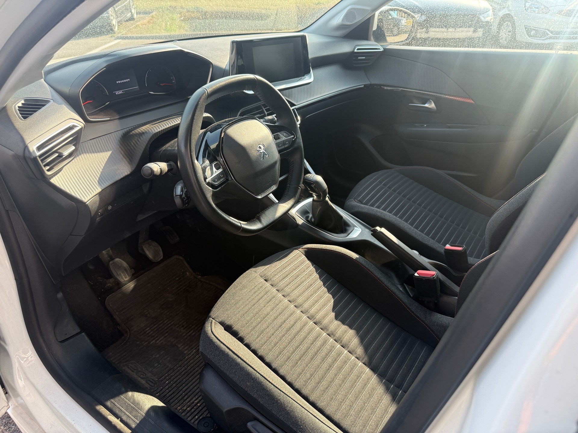 PEUGEOT 208 1.2 PureTech Allure-image-6