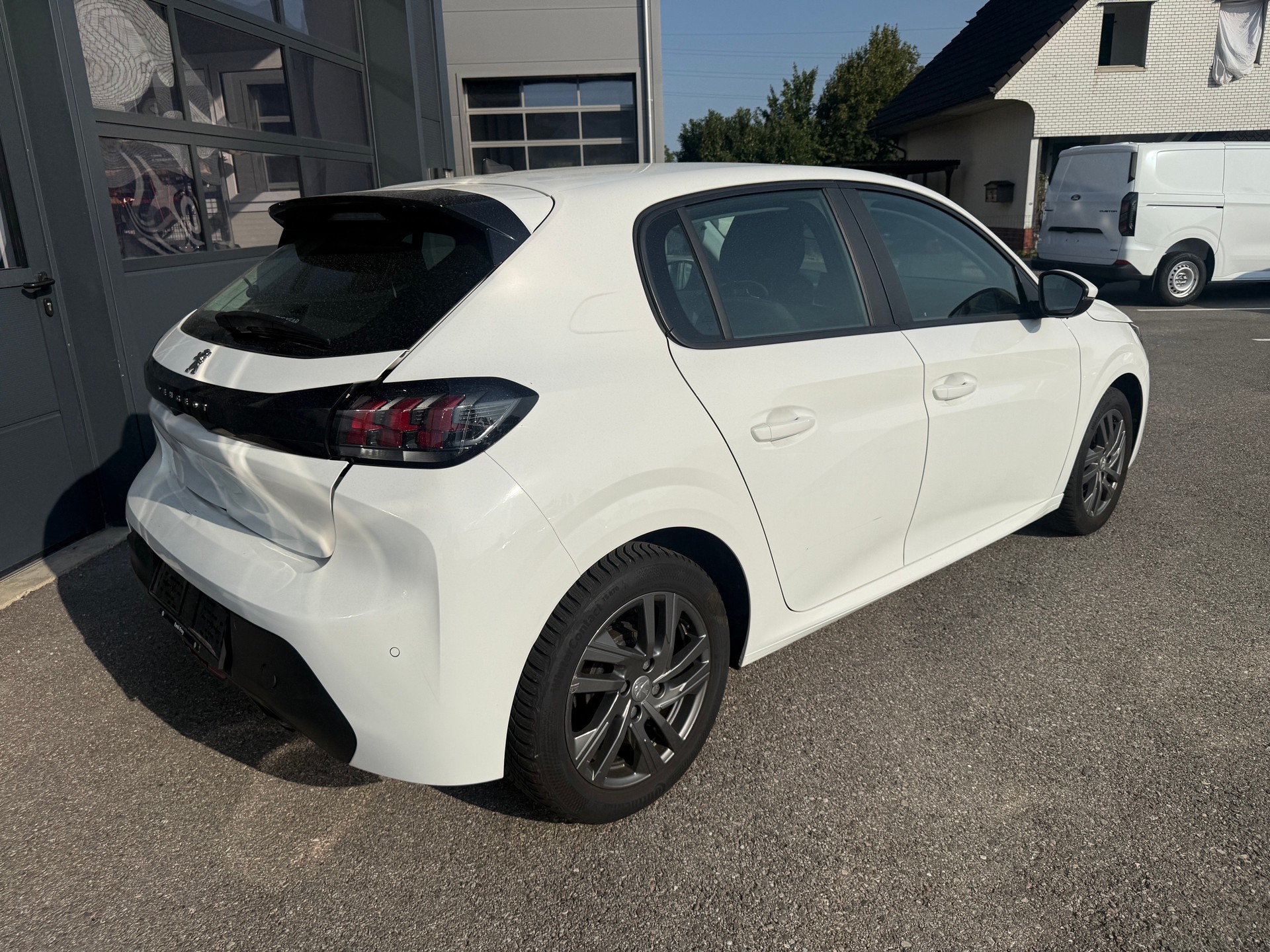 PEUGEOT 208 1.2 PureTech Allure-image-4