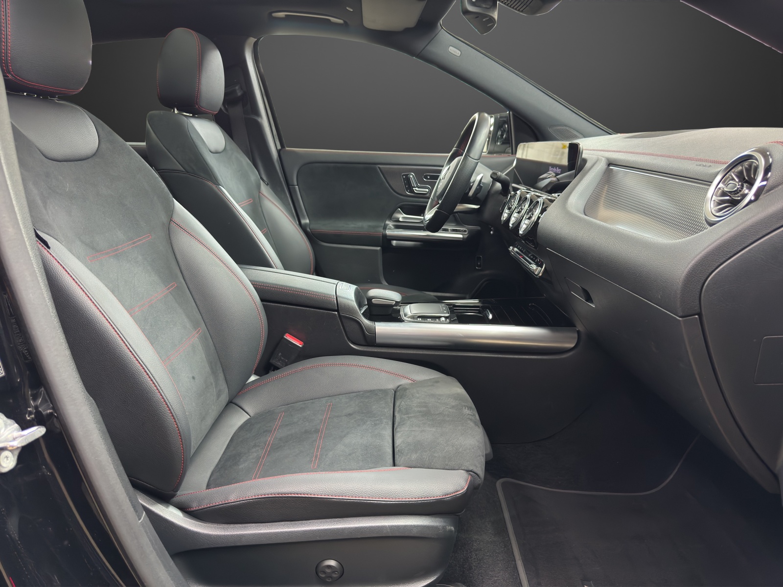 MERCEDES-BENZ EQA 300 AMG Line 4Matic-image-11