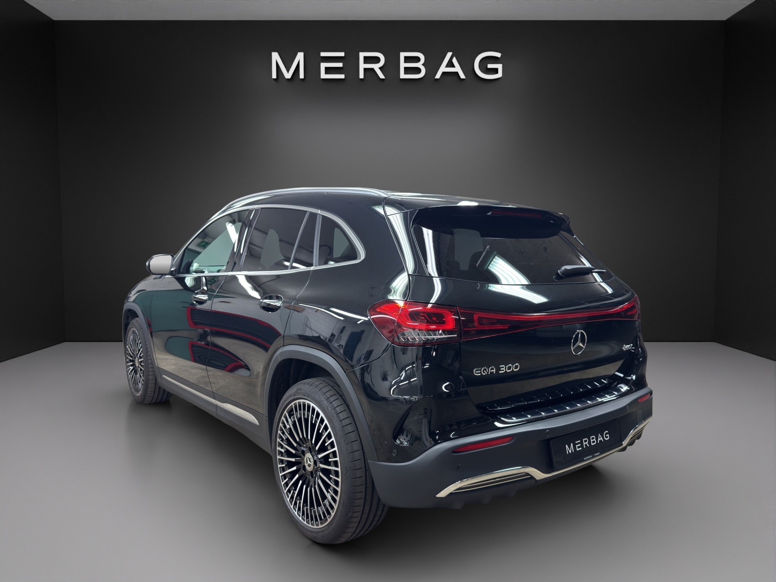 MERCEDES-BENZ EQA 300 AMG Line 4Matic-image-2