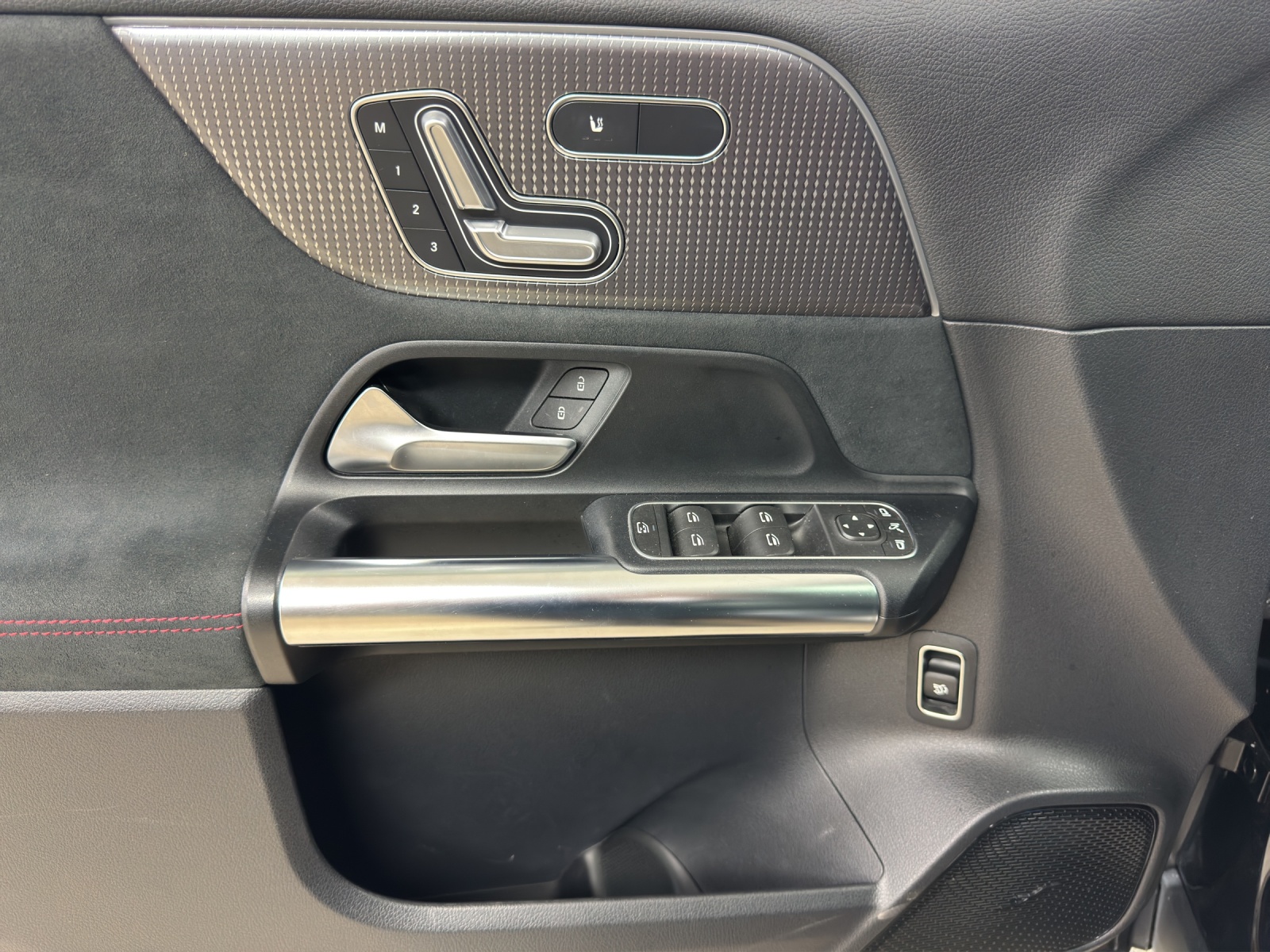 MERCEDES-BENZ EQA 300 AMG Line 4Matic-image-12