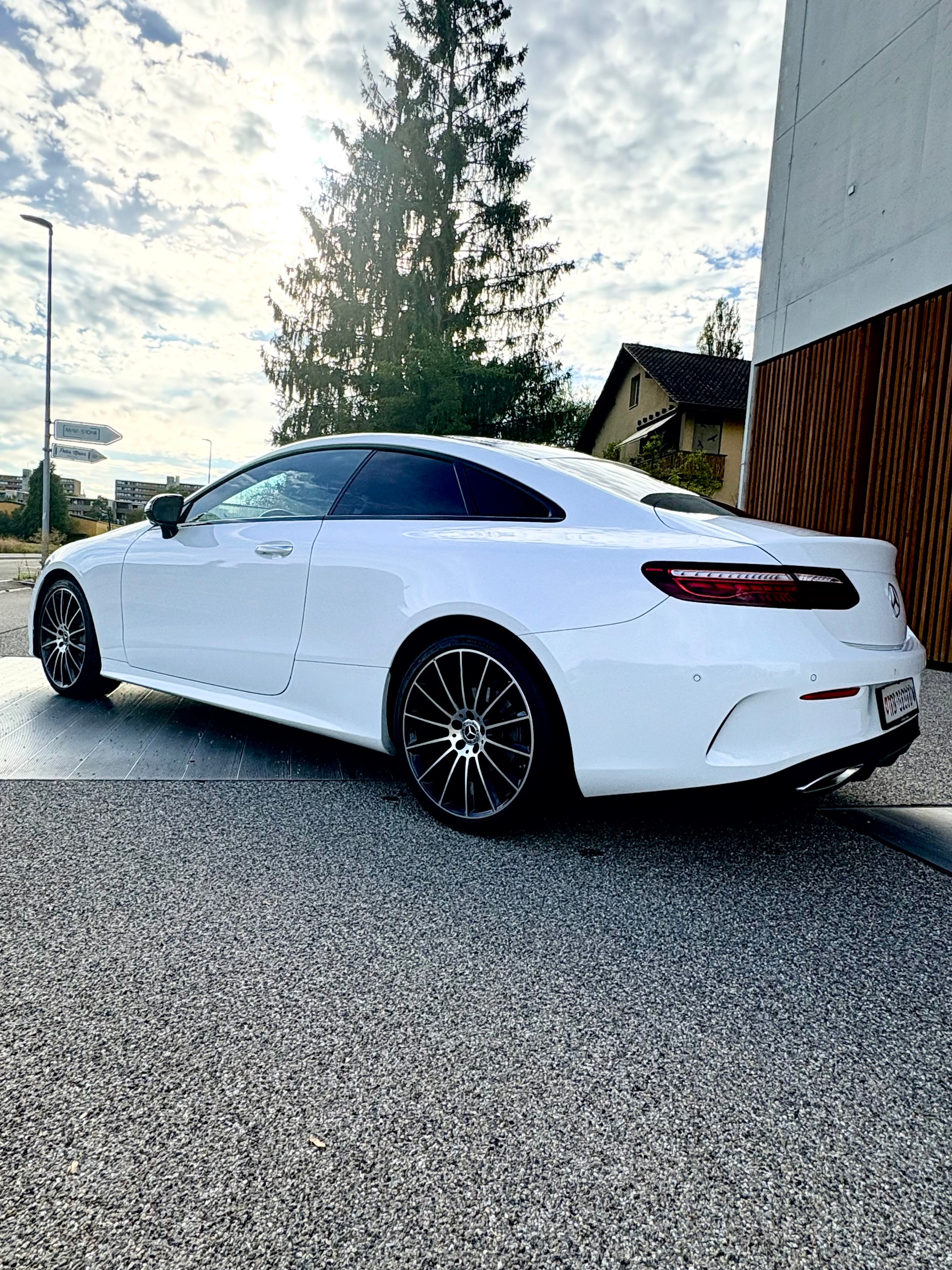 MERCEDES-BENZ E 200 AMG Line 4matic-image-1