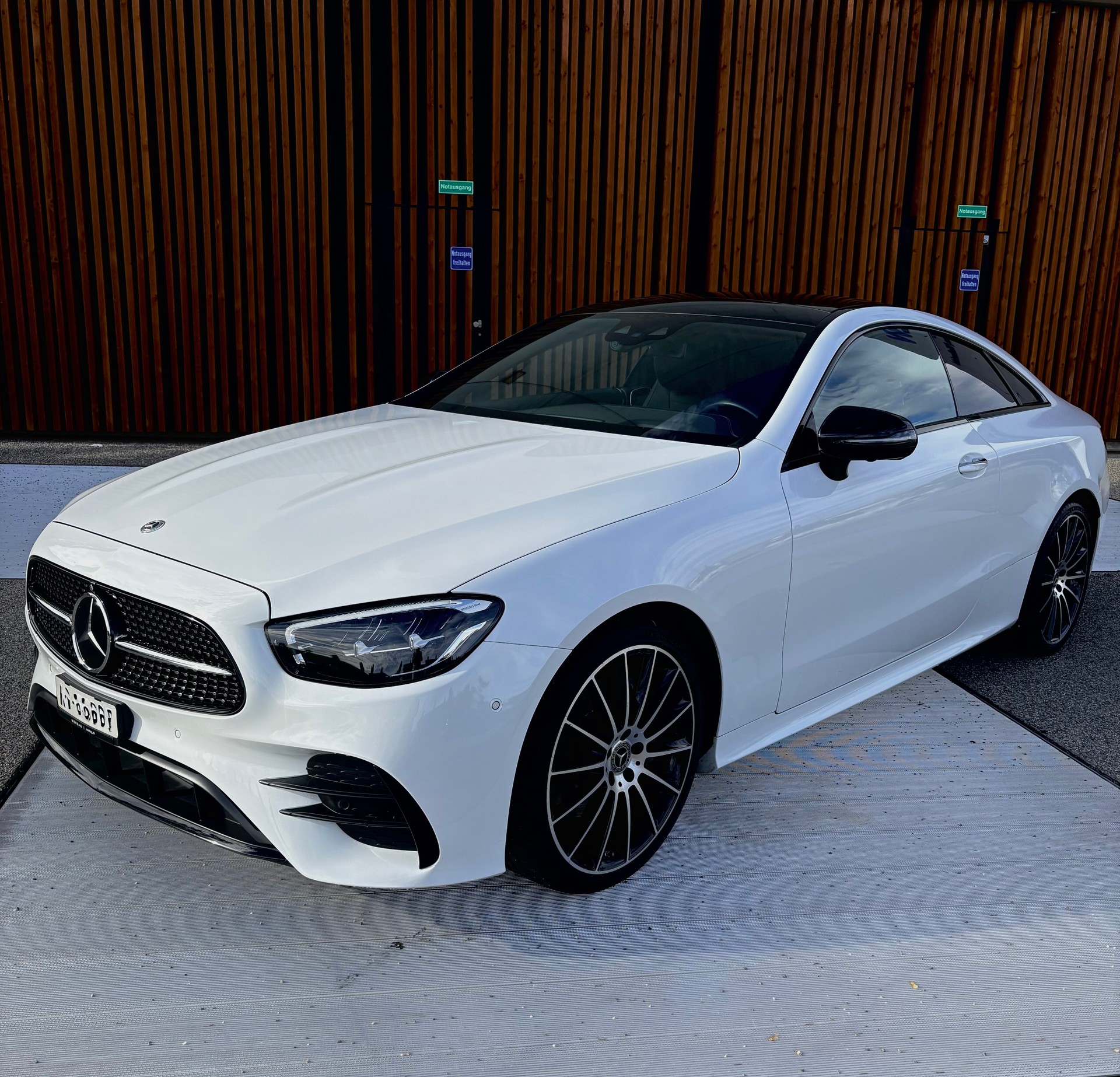 MERCEDES-BENZ E 200 AMG Line 4matic-image-0