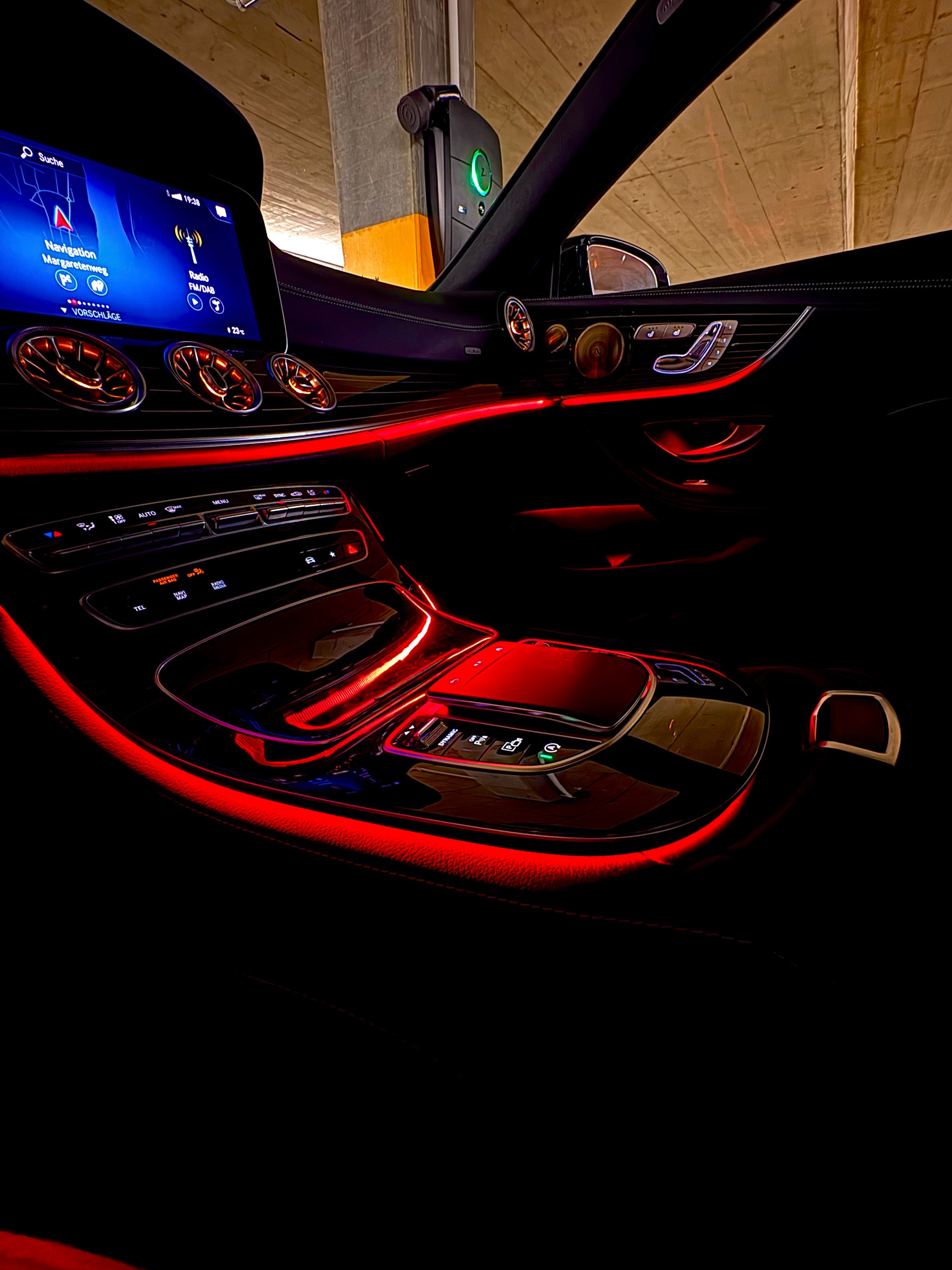 MERCEDES-BENZ E 200 AMG Line 4matic-image-3