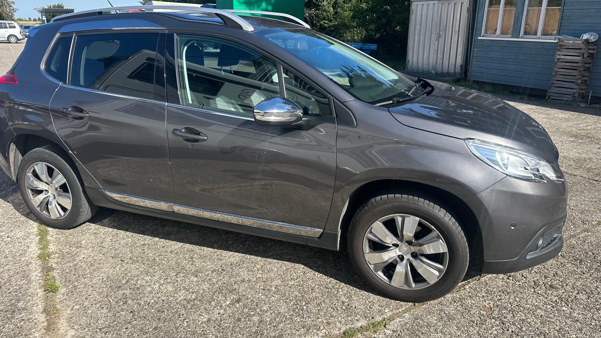 PEUGEOT 2008 1.2 PureTech Allure-image-2
