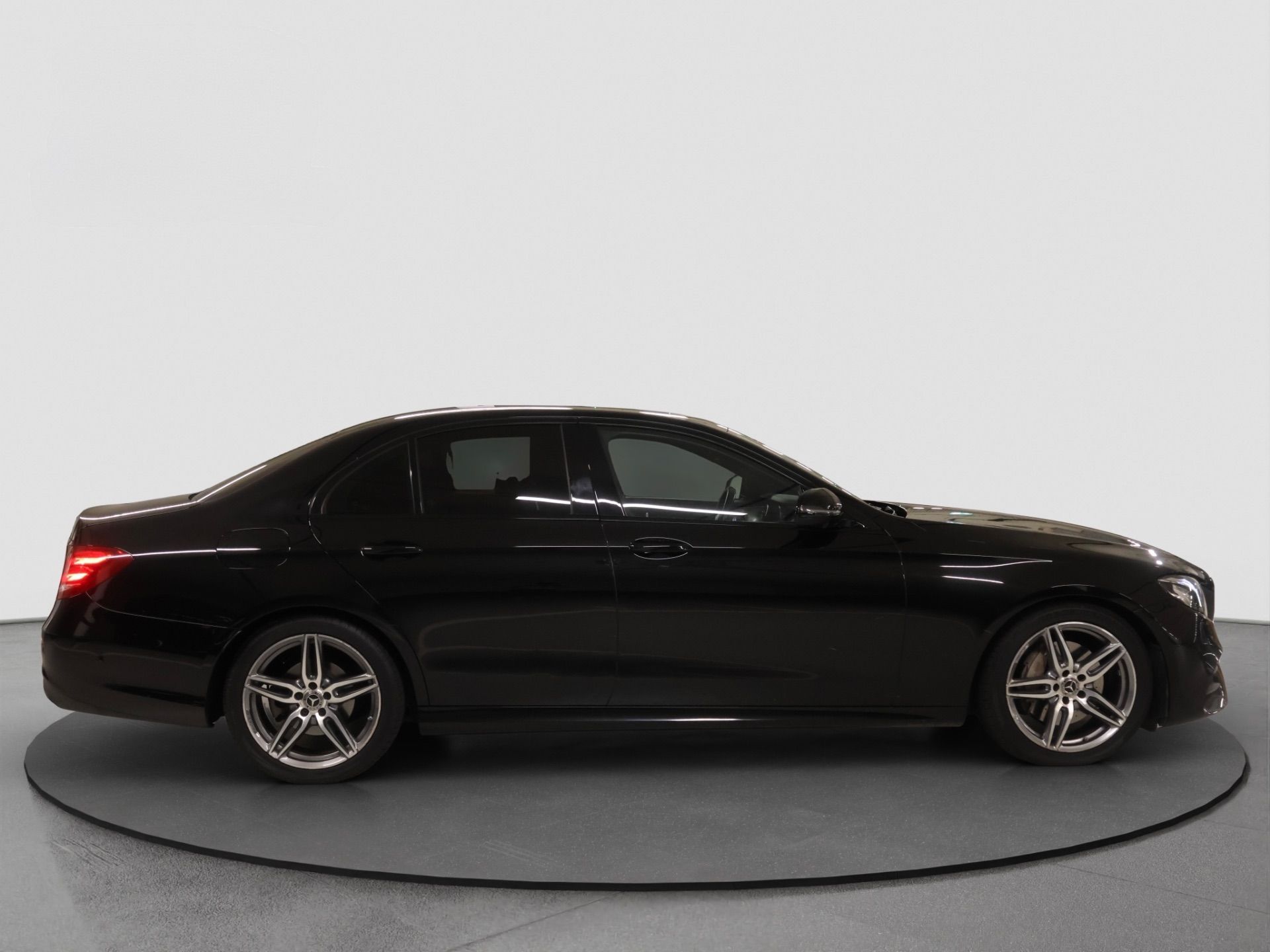 MERCEDES-BENZ E 220 E-Klasse E 220 d AMG Line-image-4
