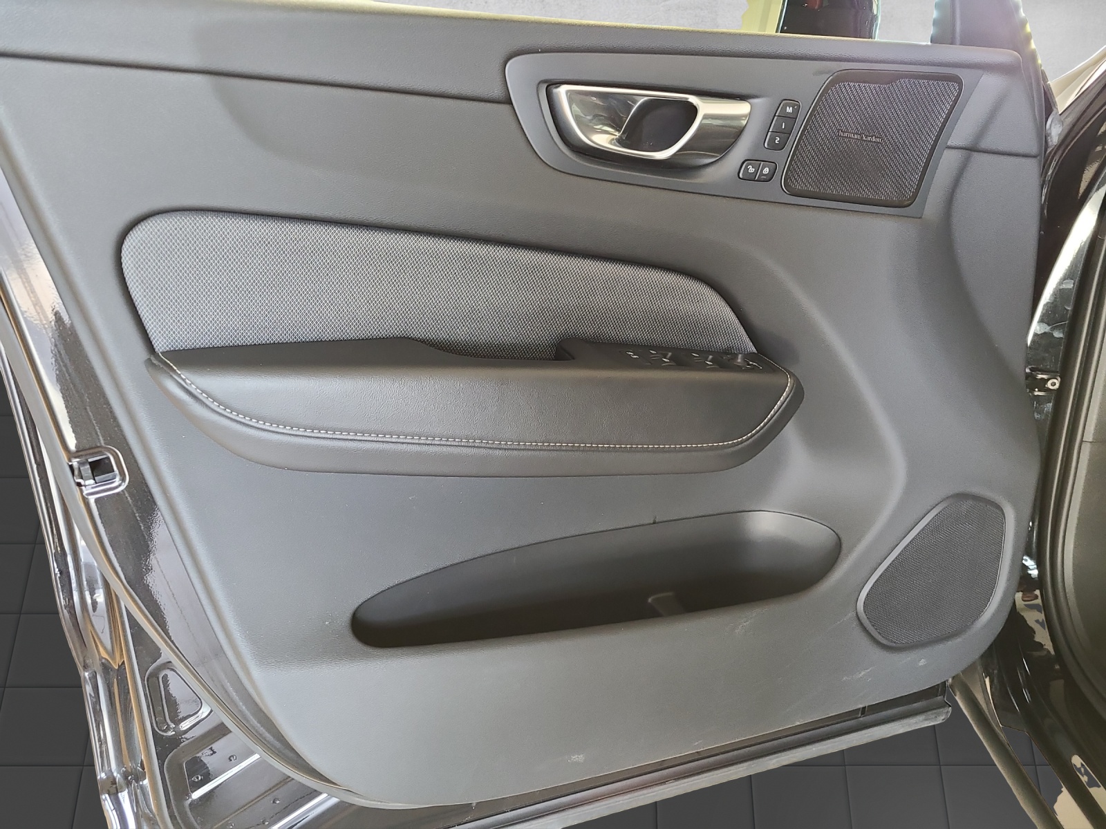 VOLVO XC60 2.0 T8 TE R-Design eAWD-image-15